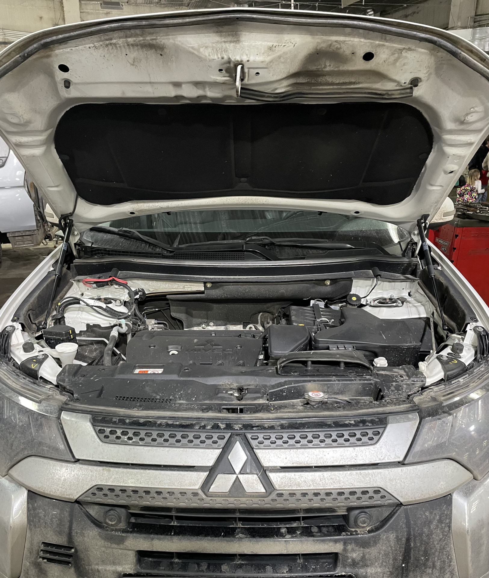 Газовые упоры капота — Mitsubishi Outlander (3G), 2,4 л, 2019 года |  аксессуары | DRIVE2