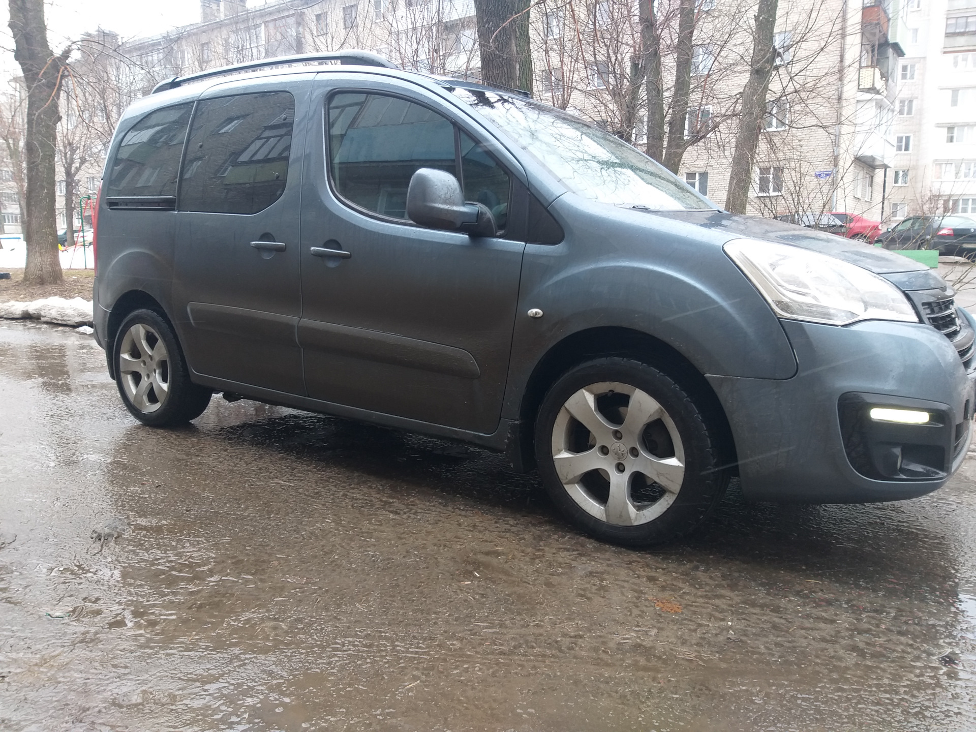 Диски на пежо партнер типи. Peugeot partner r16. Peugeot partner r17. Peugeot partner Tepee b9. Пежо партнер типи на дисках r17.