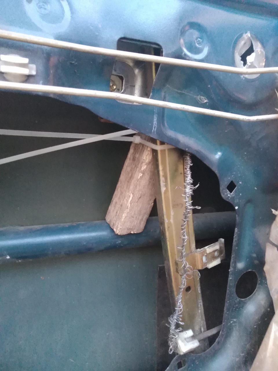 Жужжит, но стекло не опускает — Toyota Celica (200), 2 л, 1993 года ...