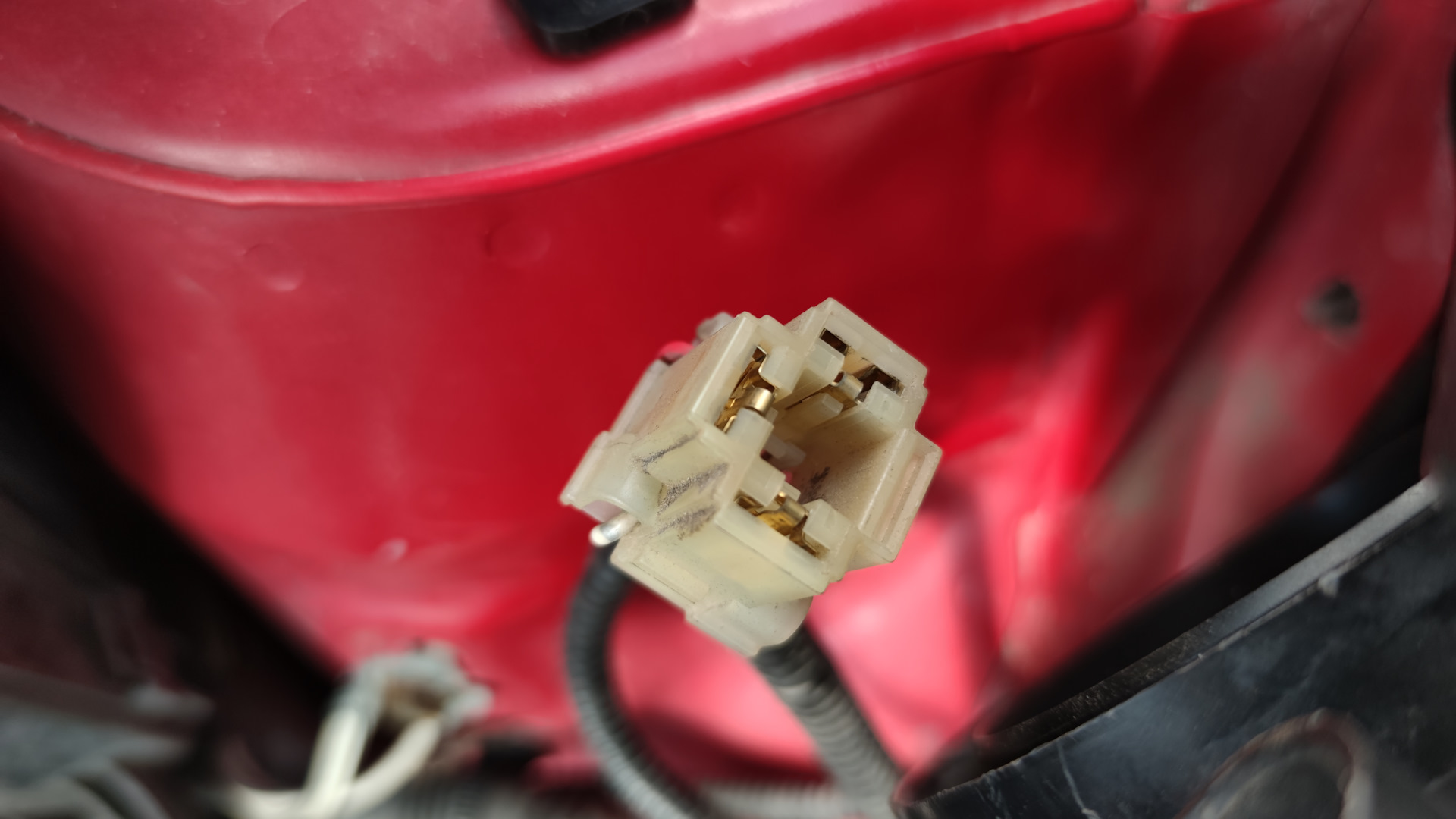 Замена ламп в передних фарах Пежо 107 — Peugeot 107, 1 л, 2012 года ...