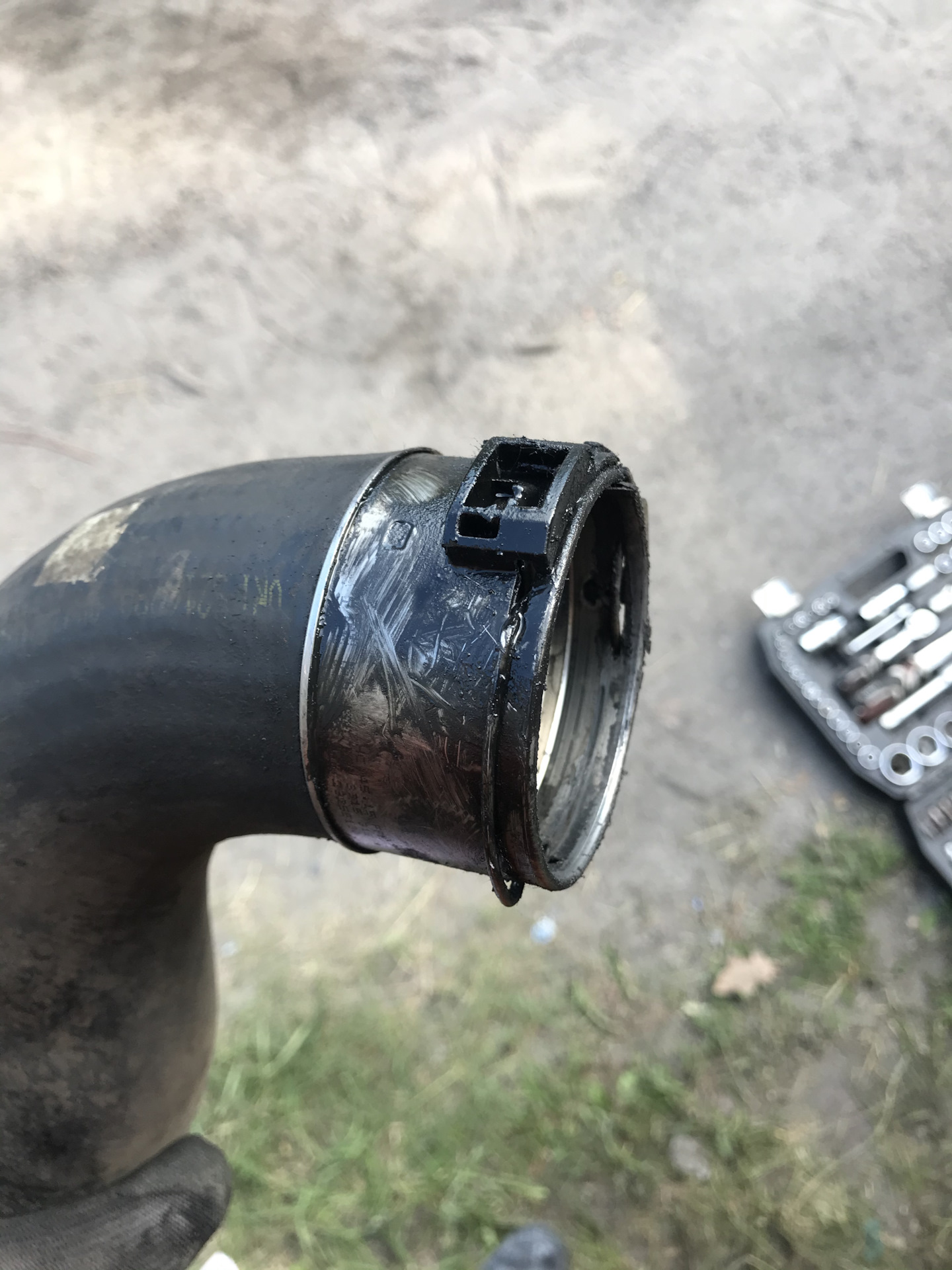 5 f10. Патрубок интеркулера фольксваген т5. Резинка патрубка интеркулера. Патрубок интеркулера исузу npr 75. Резинка патрубка интеркулера.