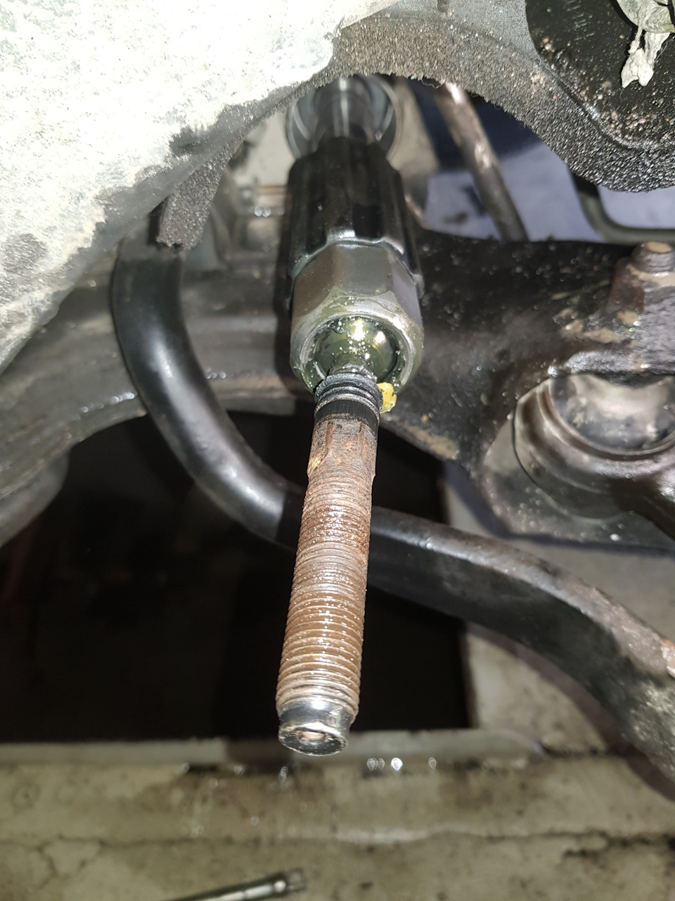 Рулевой наконечник нива схождение. Замена рулевой тяги своими руками. Замена рулевой тяги своими руками. Рулевая тяга и рулевой наконечник. Рено логан 1 втулка поворотного кулака под рулевой наконечник.
