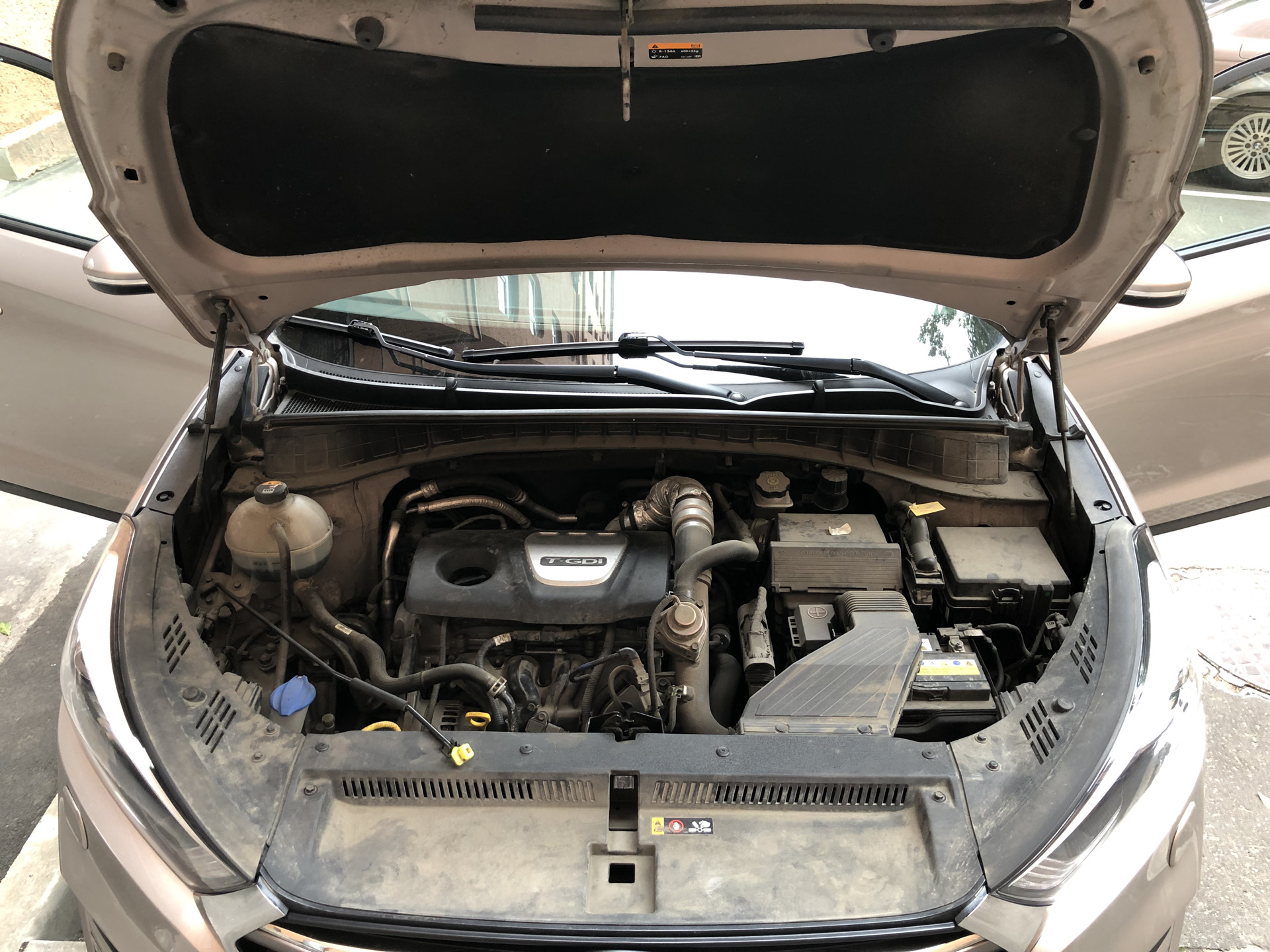 Hyundai tucson 2. Hyundai tucson подкапотное пространство. Двигатель под капотом hyundai tucson 2008. Под капотом хендай туксон 2008. Моторный отсек хендай туссан 2008.