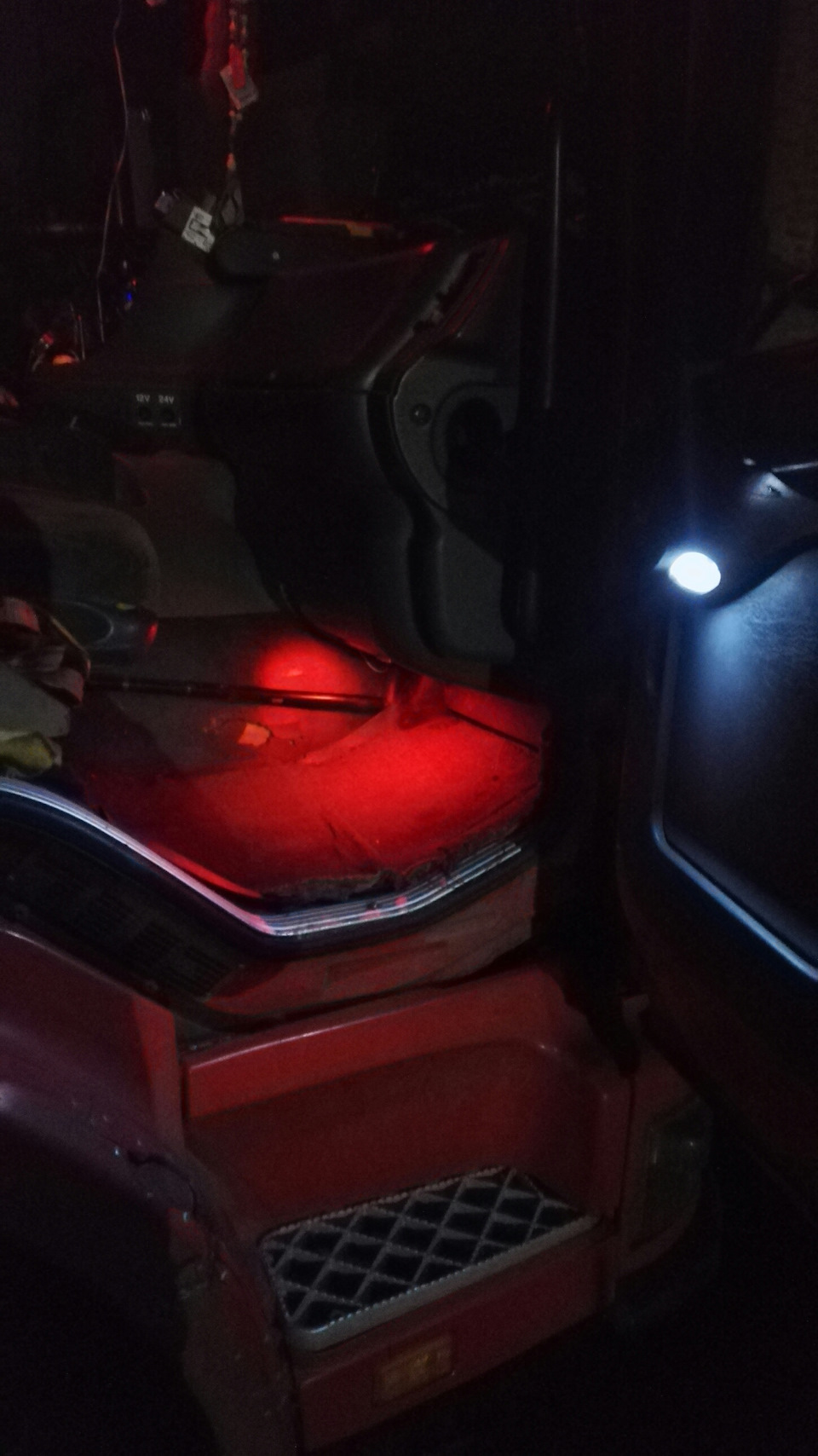 Фоновая подсветка салона — Scania 94D, 9 л, 2004 года | аксессуары | DRIVE2