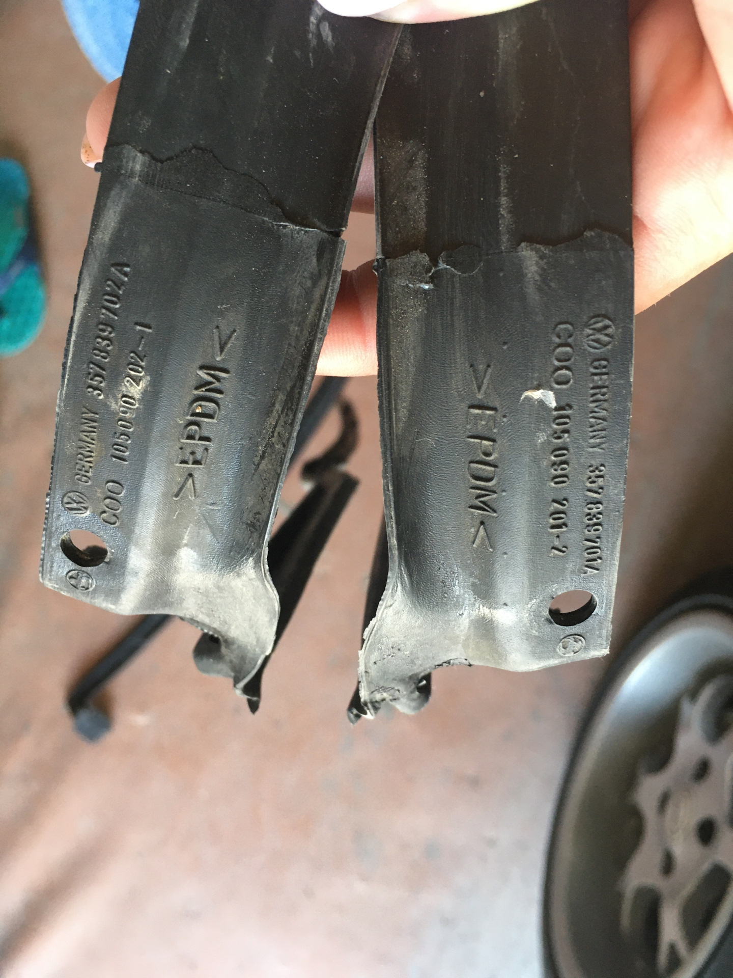 Уплотнители стекол vw b5. 3302-6107126 уплотнитель проема двери газель. Уплотнители пассат б3. Дополнительные уплотнители дверей пассат б3. Дверной уплотнитель пассат б3.