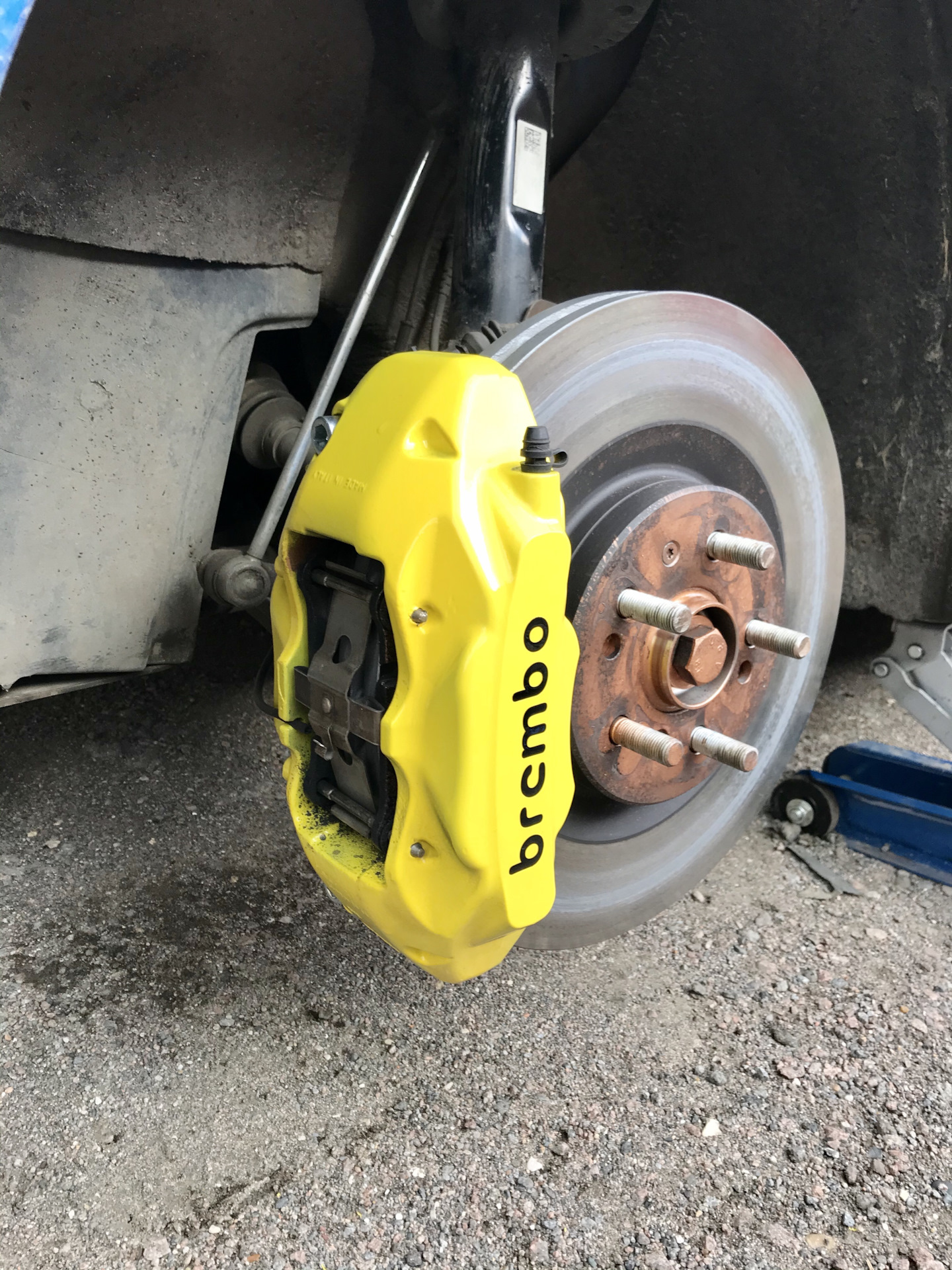 Кронштейн суппорта дискового тормоза передних колёс. Brembo 360mm. Болт тормозного диска тигуан. Тормоза bm. Brembo bm5.