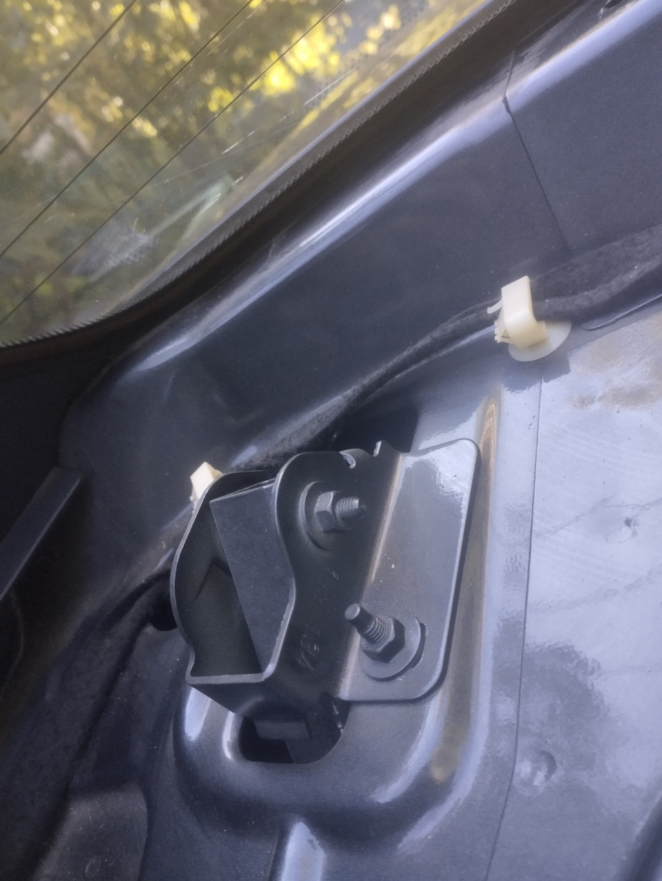 8. Регулировка зазора багажника — Renault Logan (1G), 1,4 л, 2010 года ...