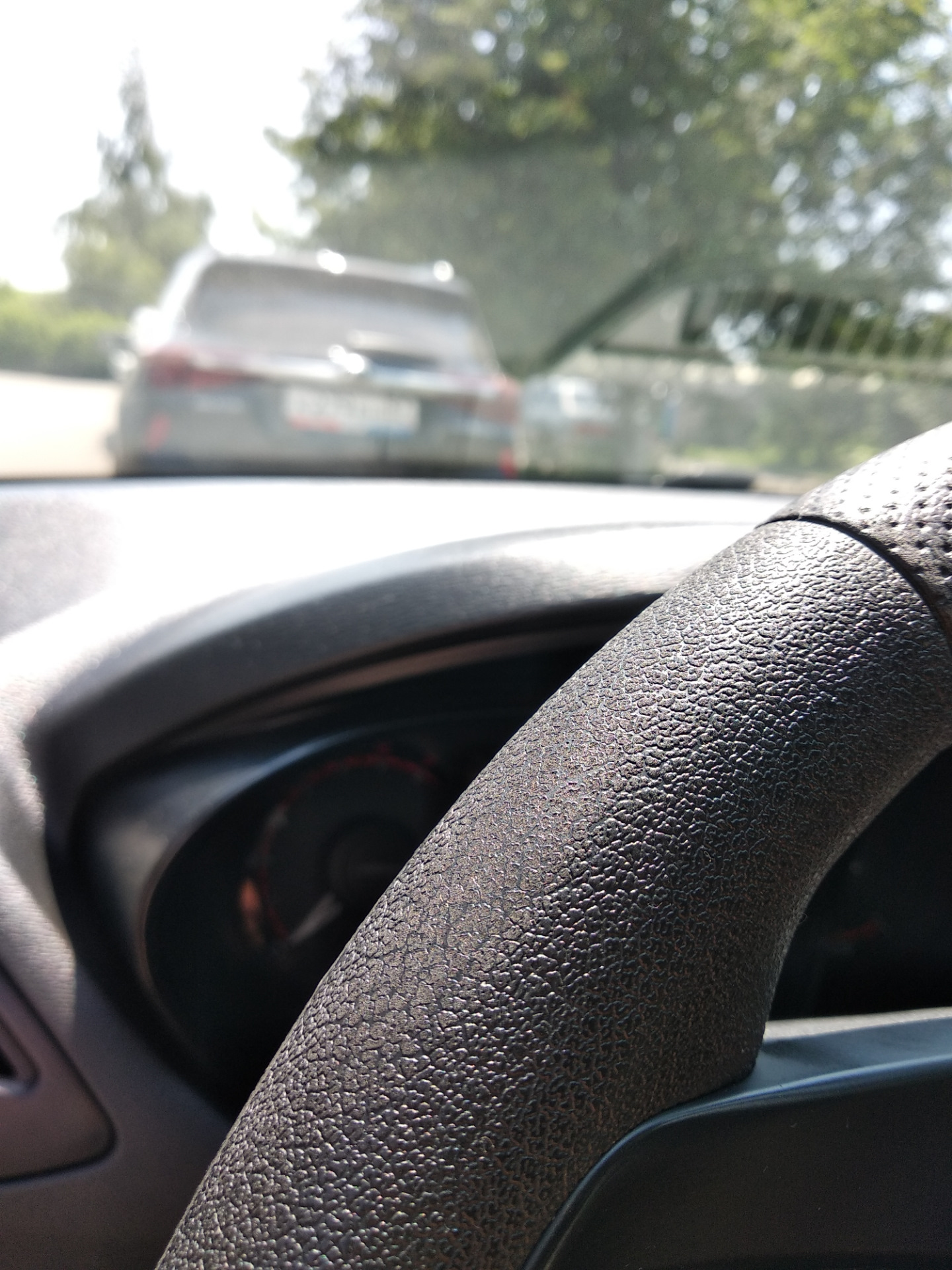 Руль киа рио 3. Состояние руля от пробега 300000 км. Скрутка пробега прикол. Протертый руль. Как понять пробег по рулю.