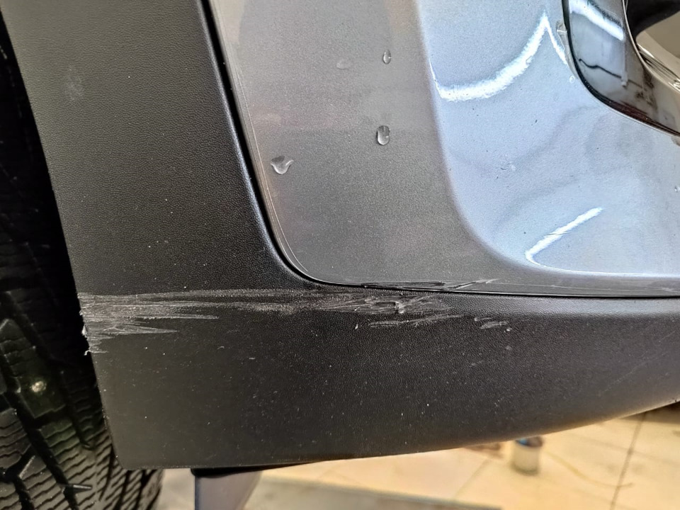 Неудачно выезжал со двора и зацепил бетонный шар( — KIA Sportage (4G)