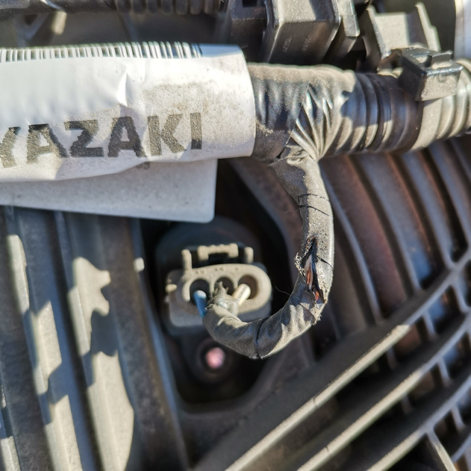 Протерлись провода и посторонний звук из глушителя.Поездка к дилеру ...