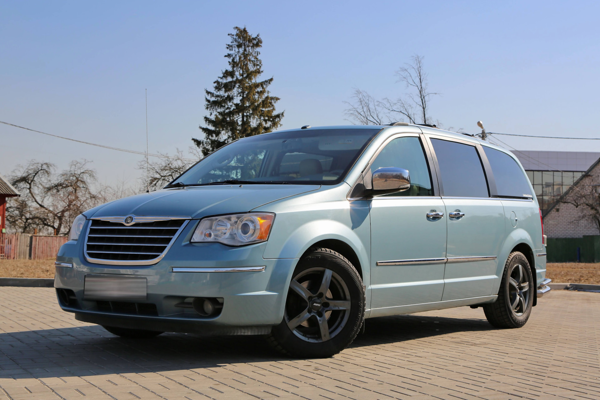 Крайслер таун кантри поколения. Chrysler Town & Country. Крайслер Таун Кантри 2008. Chrysler Town and Country v. Крайслер 7 мест.