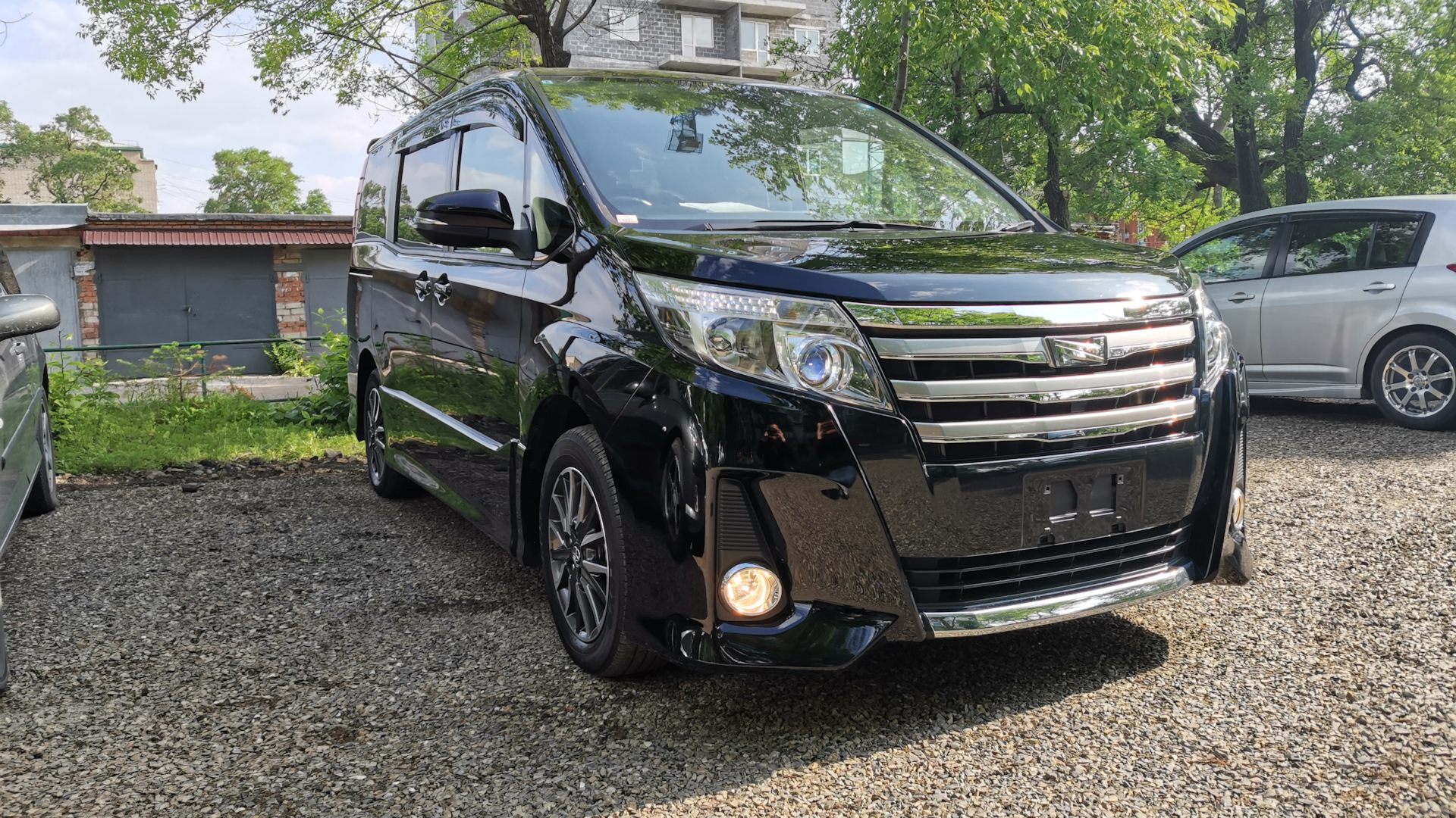 Toyota noah 70 литье 18. Toyota noah 3. Toyota noah iii поколение фаркоп. Минивэн тойота ноах. Минивэн тойота ноах гибрид.