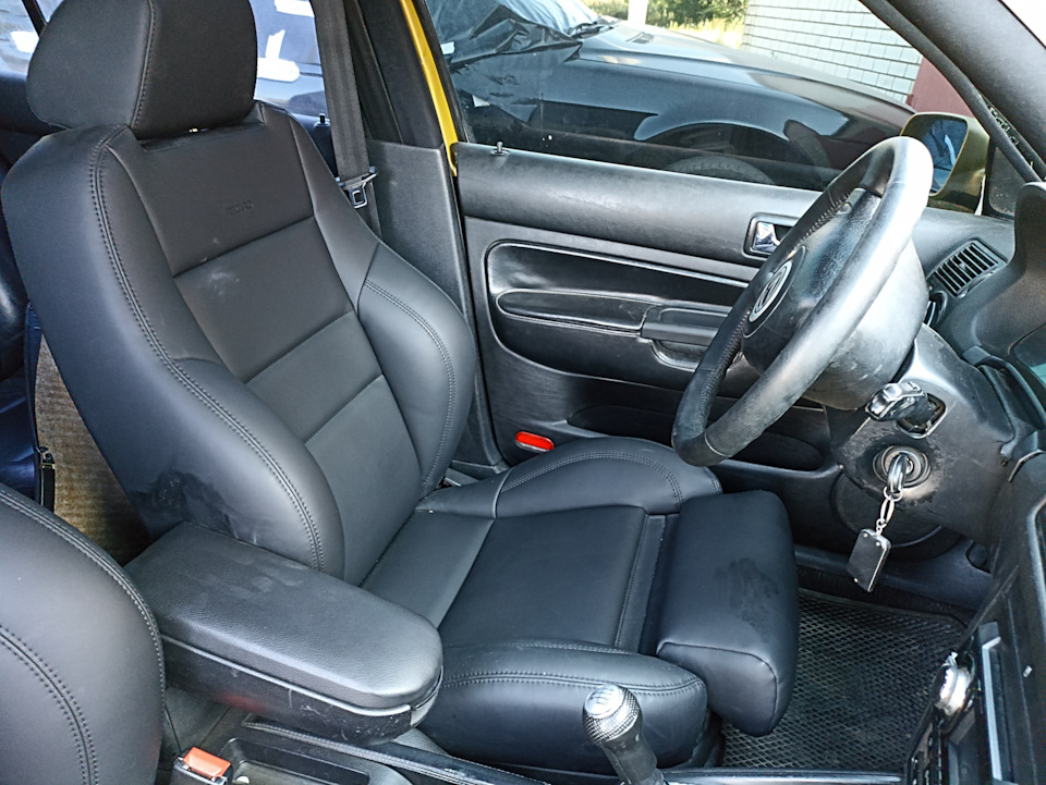 Перешили руль, перешили и восстановили подогревы на recaro, новые ручки дверей и подлокотник с ручкой кпп — BMW 7 series (E38)