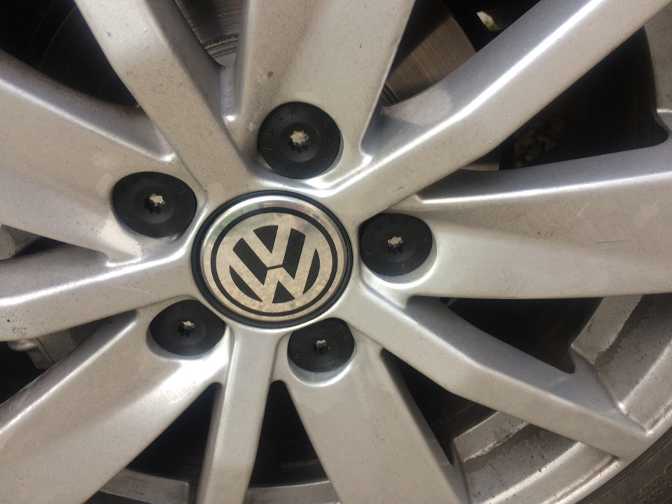 Заглушки на болты — Volkswagen Polo Sedan, 1,4 л, 2018 года ...