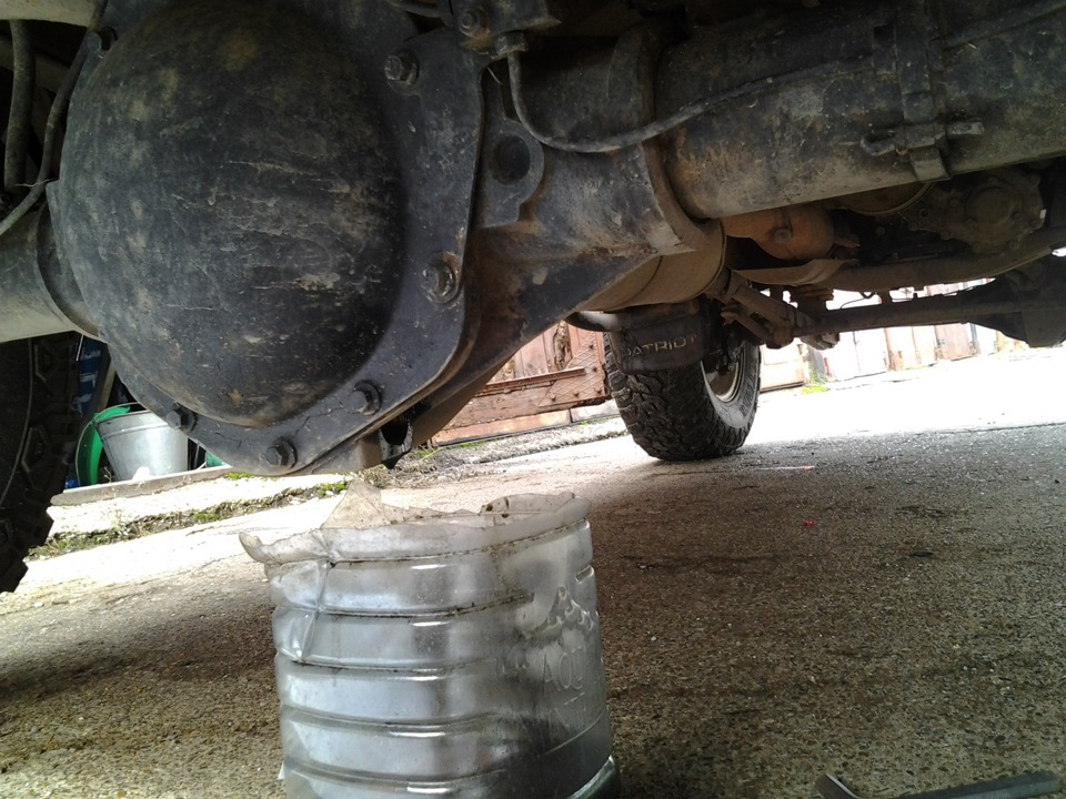 Масло в задний редуктор 2123. Масло в задний редуктор 2107. Oil adapter chevrolet caprice. Нет масла в мосту. Нет масла в мосту.