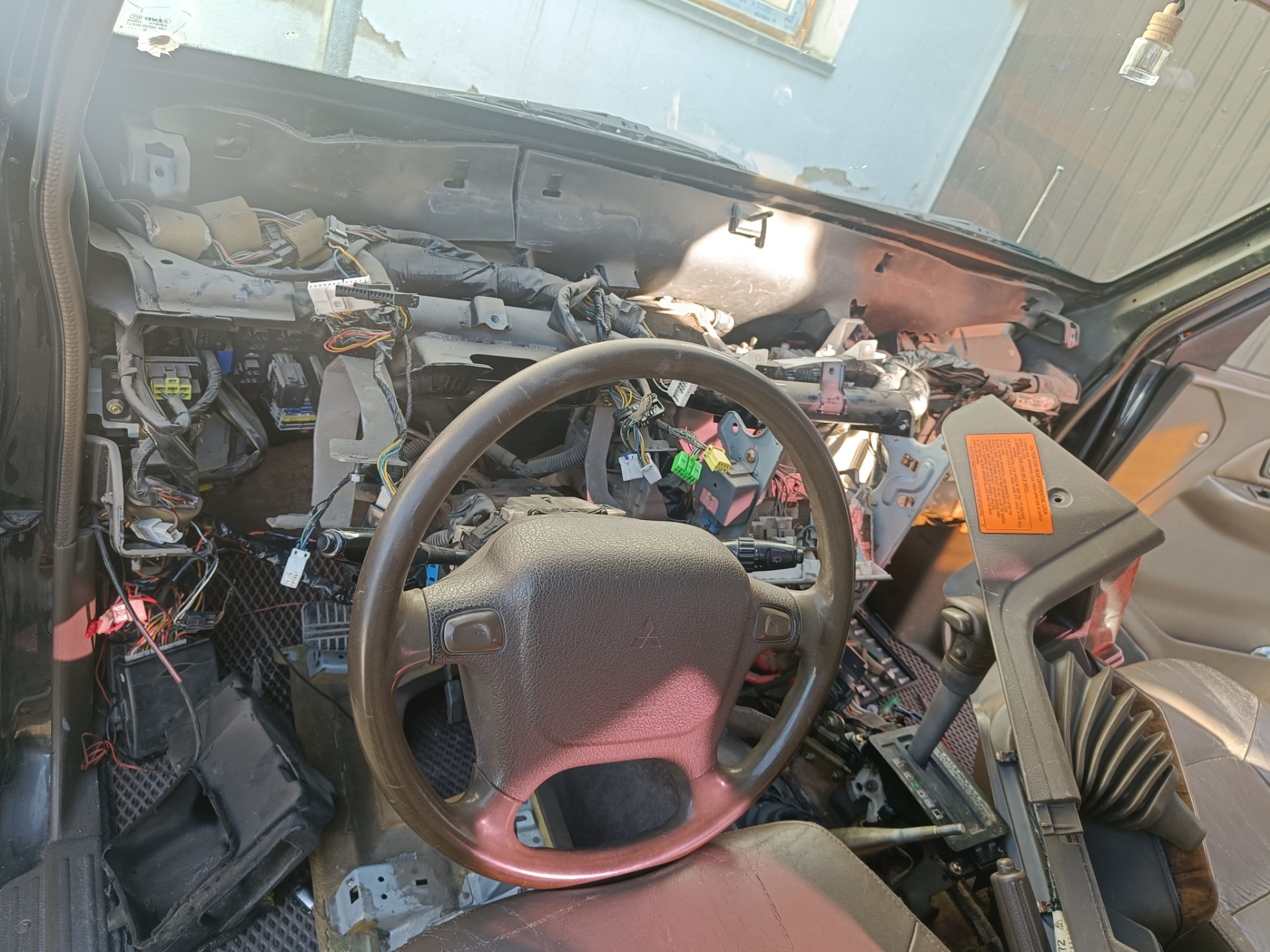 Потеет лобовое. — Mitsubishi Montero II (V20), 3,5 л, 1995 года ...