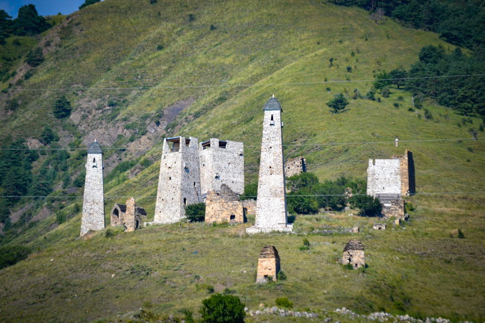 Возле башен