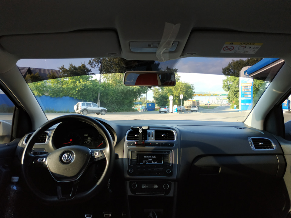 Думаю, полосу надо клеить такую же, как и передние боковые. В моем случае она выглядит изнутри инородно. — Volkswagen Polo Sedan