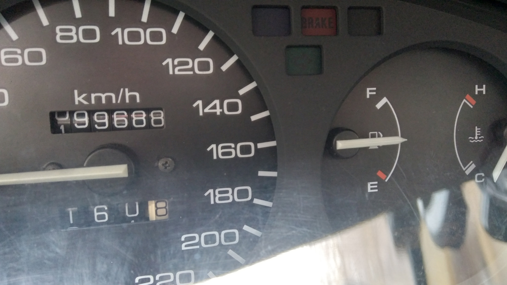 Одометр автомобиля. Устройство спидометра автомобиля. Чек двигателя опель астра н. Жара на приборной панели. Ошибка одометра.