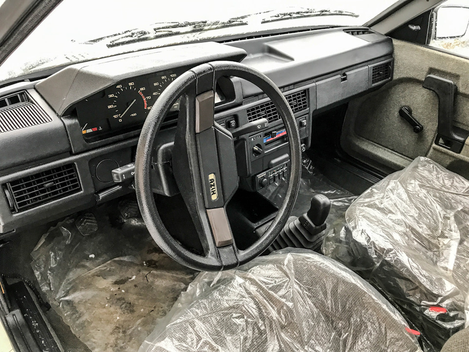 С июня 1990, повторитель переезжает к заду крыла, на крышке багажника появляются шильды 2141 S, салоны серые, торпеда становится черной ( с 1991) Появляются шильды АЗЛК в треугольниках форточек задних 1991-1992 год.Появляются брызговики ( всех 4 колесных арок), правое зеркало, задние ремни исчезают потихоньку.Виниловые дермантин обшивки дверей сменяются ворсовыми с 1991 года…И новая ручка КПП — Москвич 2141