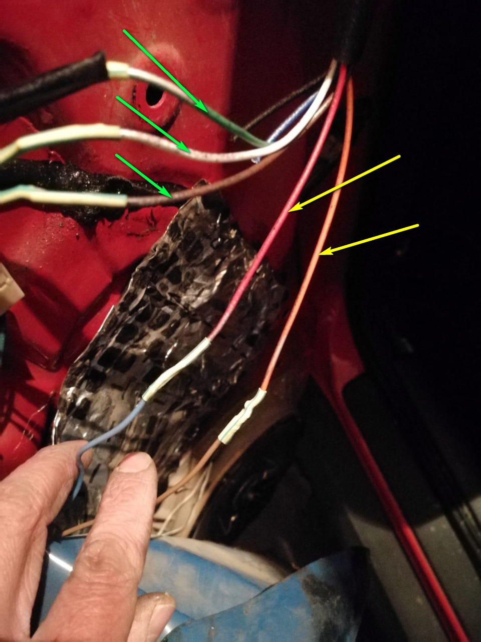 ЛЕВАЯ (водительская) сторона. Провода, помеченные Зелёными стрелками — отвечают за регулировку зеркал. Провода, помеченные Жёлтыми стрелками — отвечают за повторитель поворота. — Pontiac Vibe (1G)