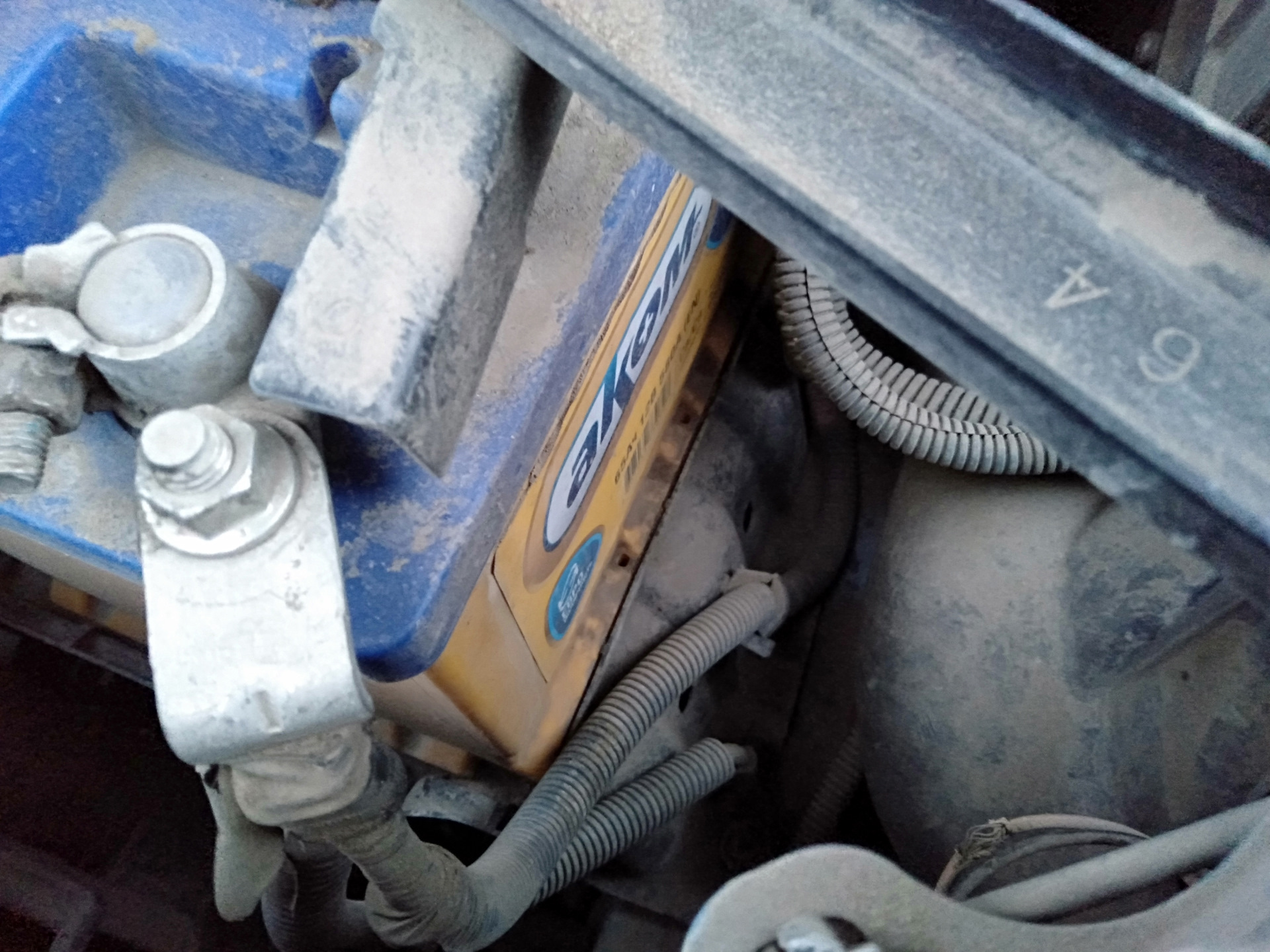 2106 в салоне воняет бензином. Дергания на приоре при трогании с места. Болт верхней подушки двигателя. Толчок при запуске двигателя. Просид дергается.