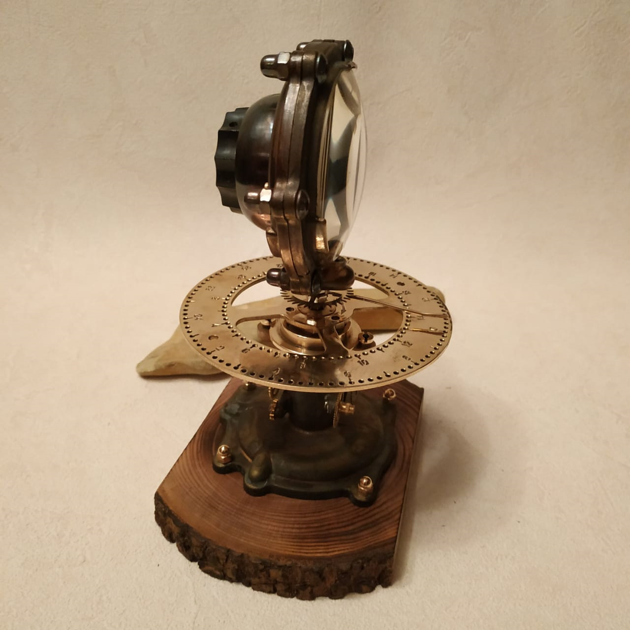 настольные часы в стиле стимпанк. стимпанк настольные. стимпанкер места. стимпанк лампа. светильник настольный стимпанк.