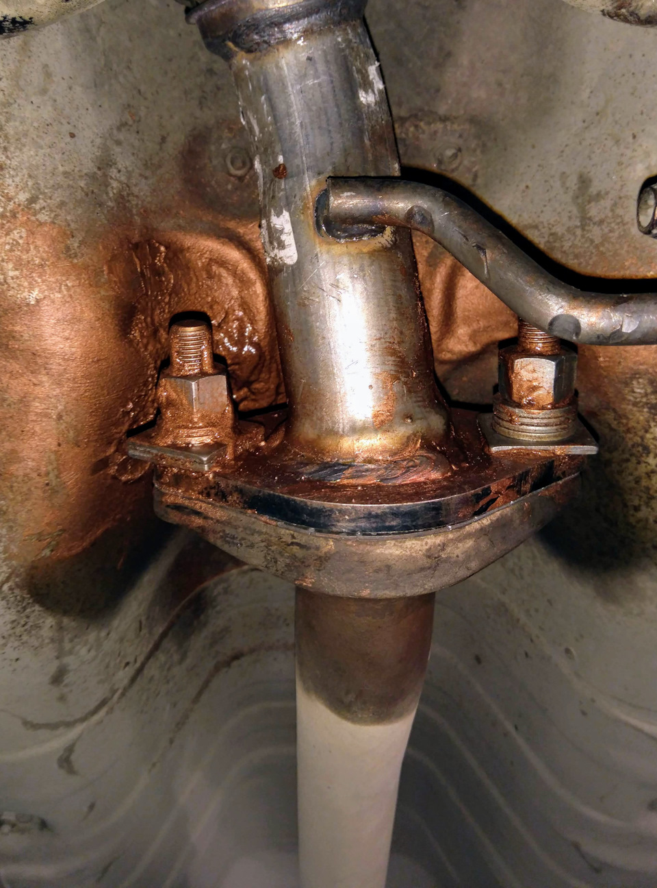 … хорошенько запшикал медной смазкой. Здесь как раз болты вместо шпилек… слишком длинные болты взял. — KIA Ceed SW (1G)