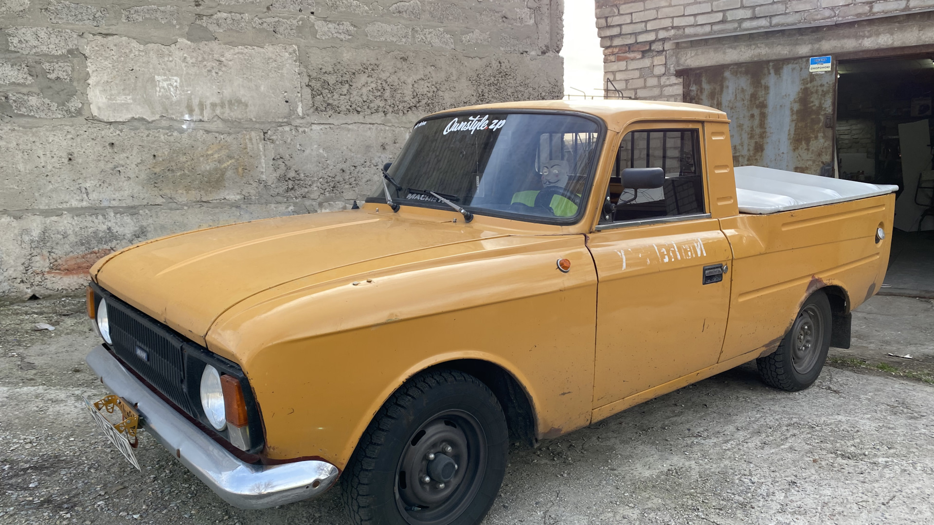 ИЖ-27151-011-01. Без фирменных колпаков образ теряет завершенность.