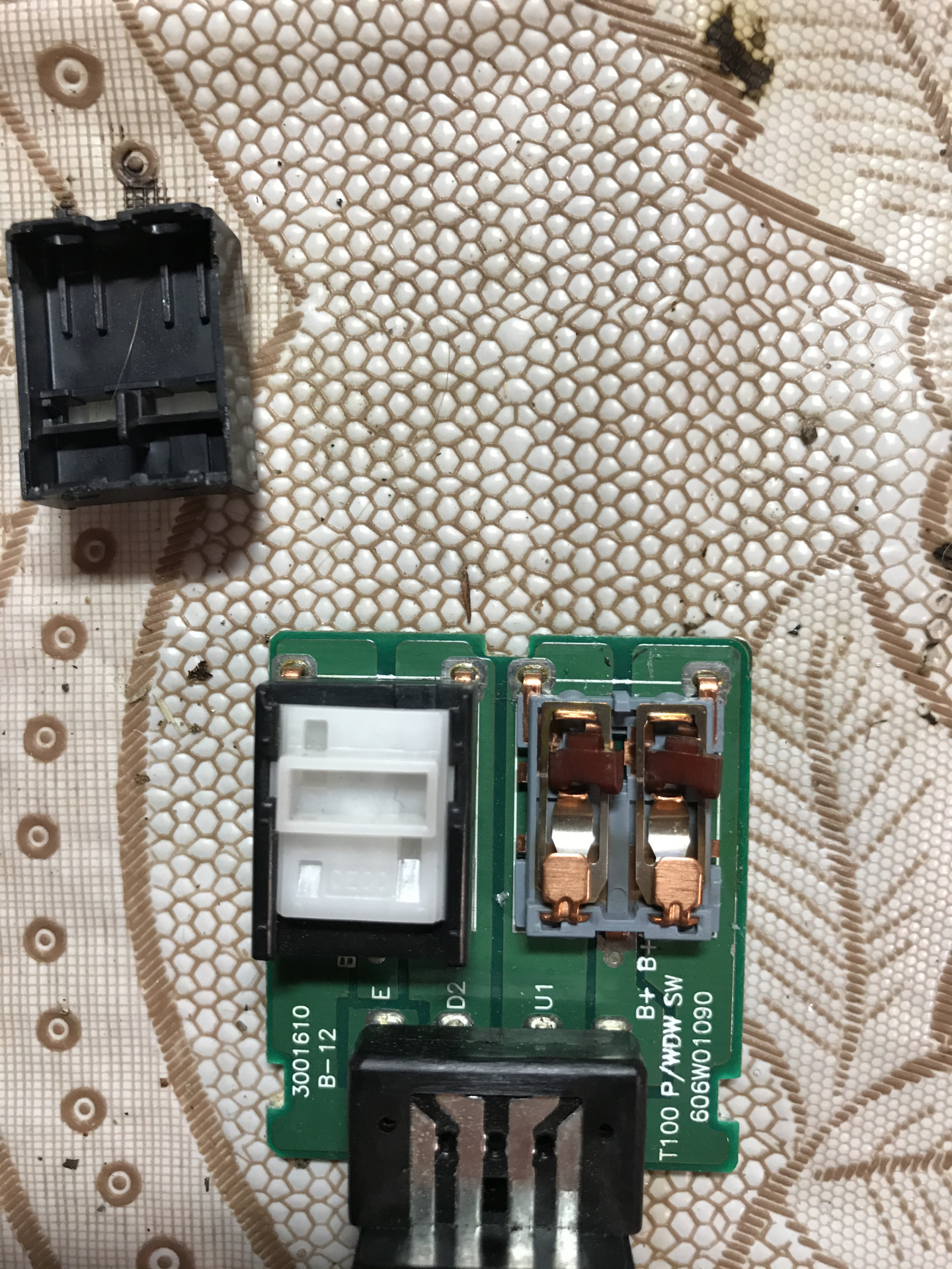 Кнопки ноутбука. Кнопка открывания багажника cadillac cts coupe. Чистка клавиатуры ноутбука. Чистка для клавиш ноутбука. Внутренности кнопки стеклоподъемника.