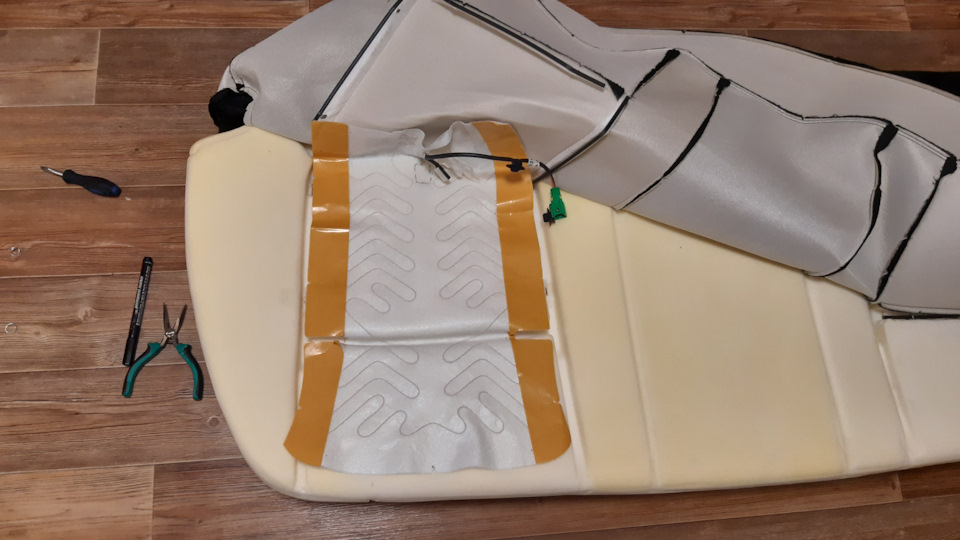 Примерил к сидушке, оказался чуть длиннее, отрезал заднюю часть и там все равно уже не было термоэлемента. — Lada Vesta SW (1G)