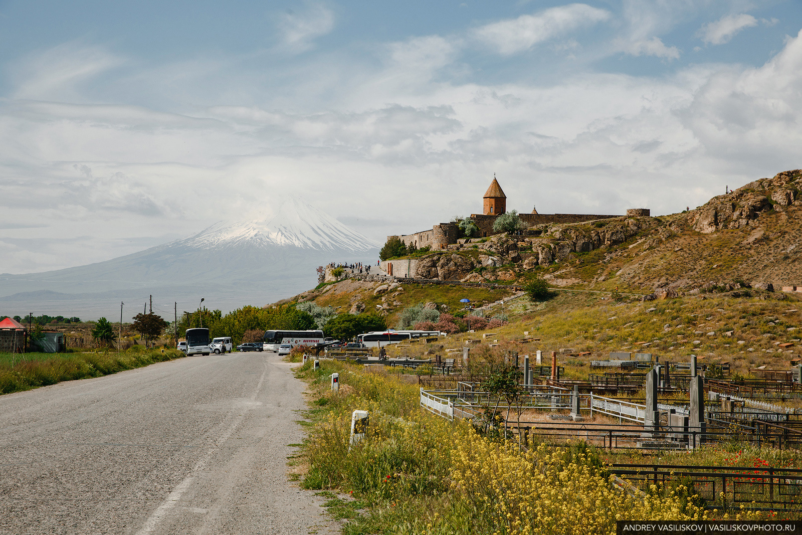Ереван самостоятельно. Хор Вирап кладбище. Кладбище рядом с монастырем хор Вирап Армения. Арарат и Вирап. Армения куда поехать.
