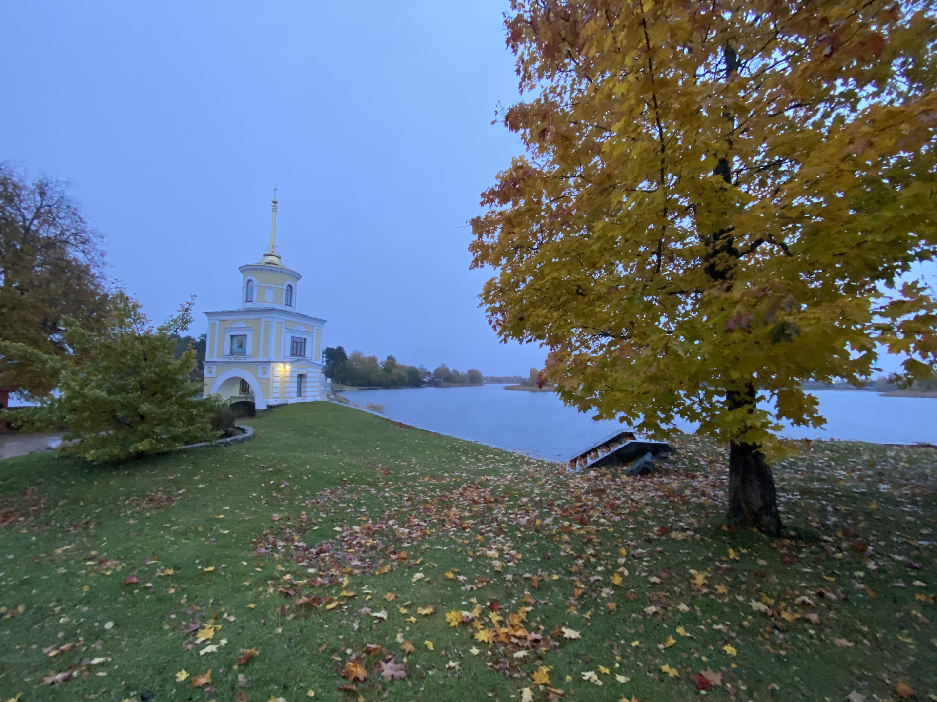 Нилова пустынь на Селигере осень