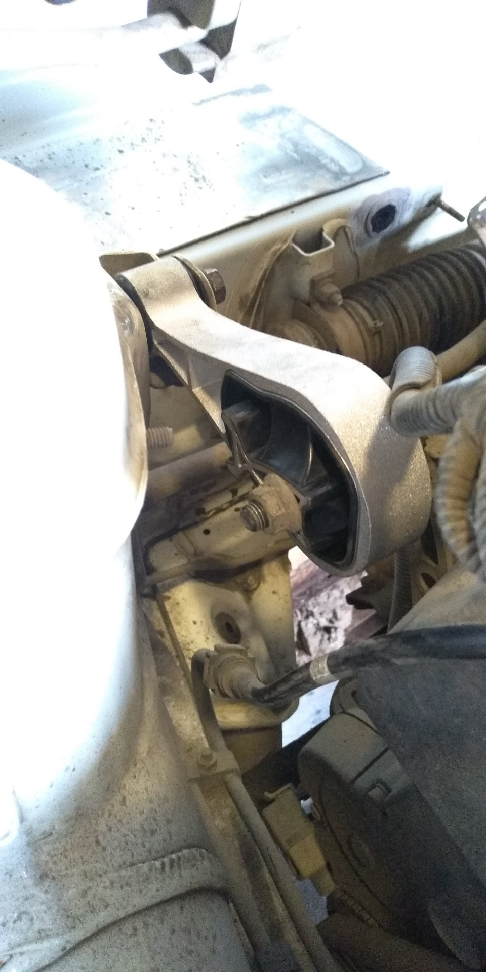 Замена верхней опоры подвески двигателя (гитары) — Lada Приора седан, 1 ...