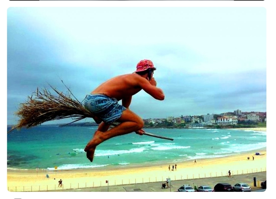 Мужчина фото юмор. Мужчина на метле. Летающая метла. Человек с метлой. Бегу волосы назад.