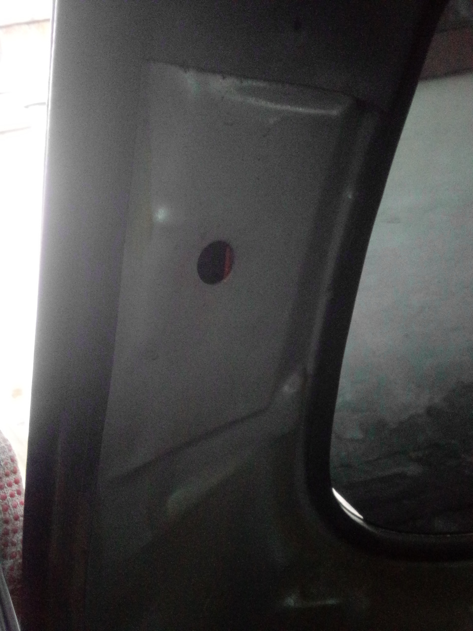 А в левой стойке отверстие, но без гайки. — Lada 2120 Надежда