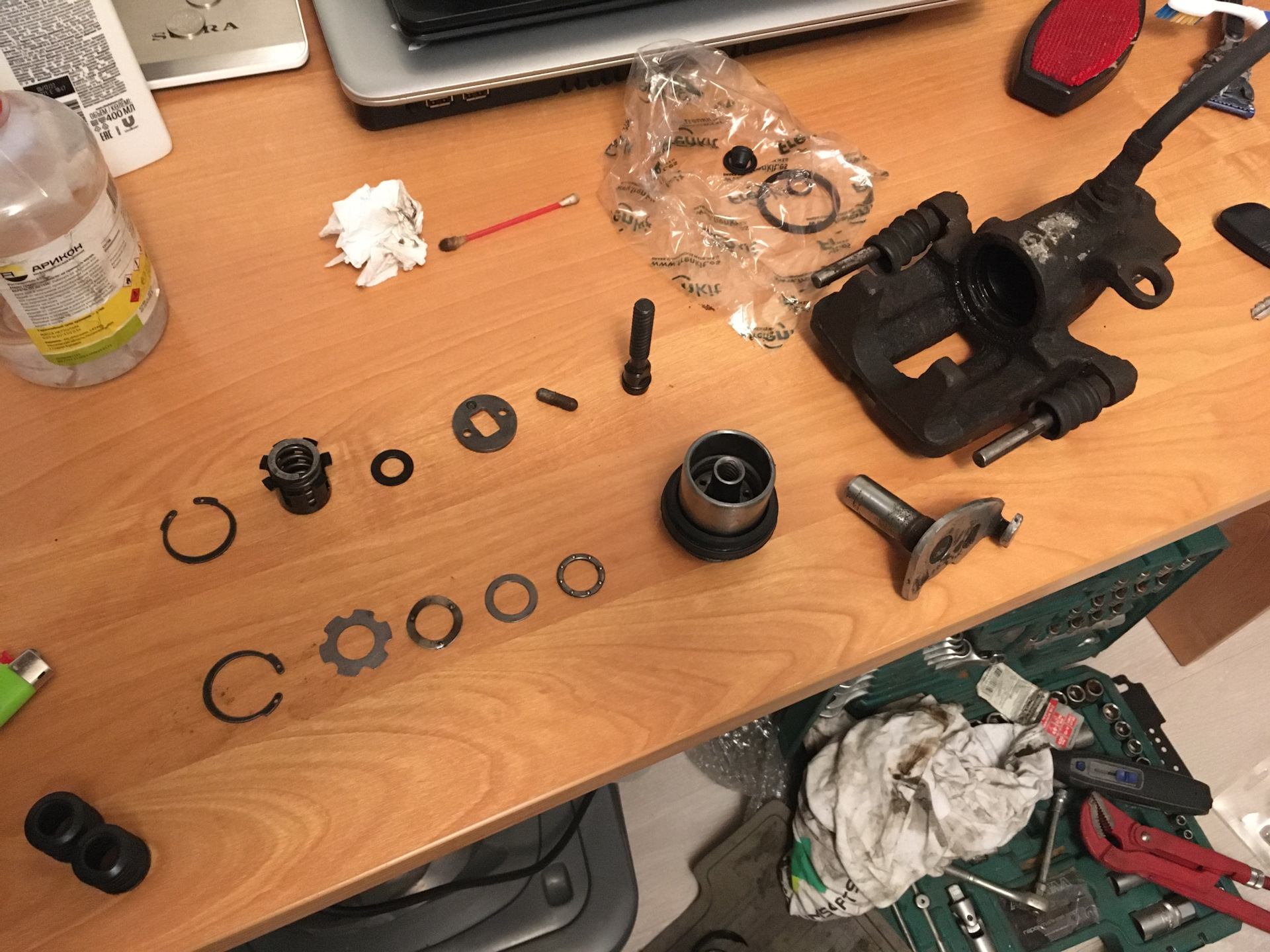 Ручник на дисковых тормозах и переборка суппортов — Audi 80 (B3), 1,8 л ...