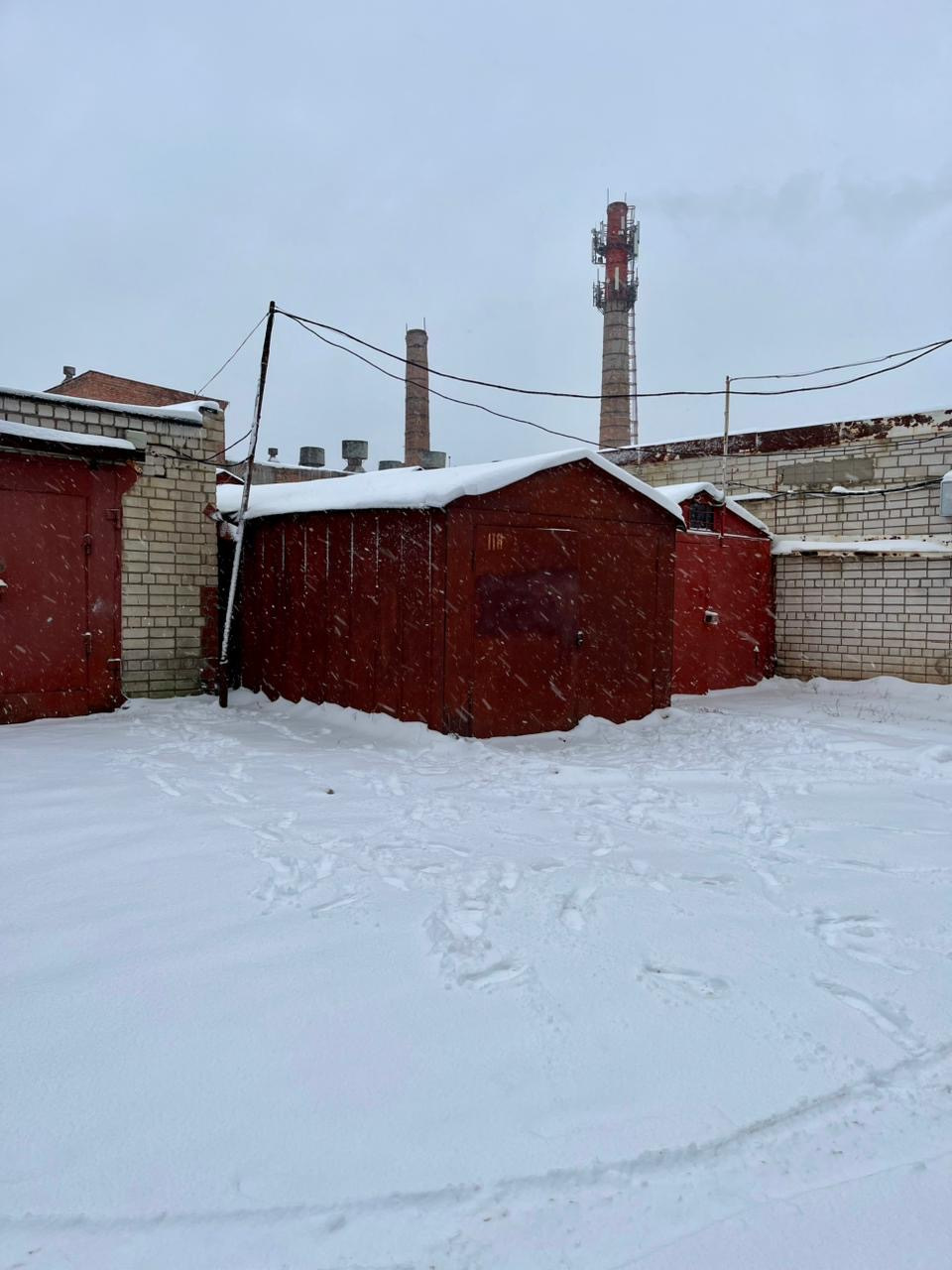 за гаражами 