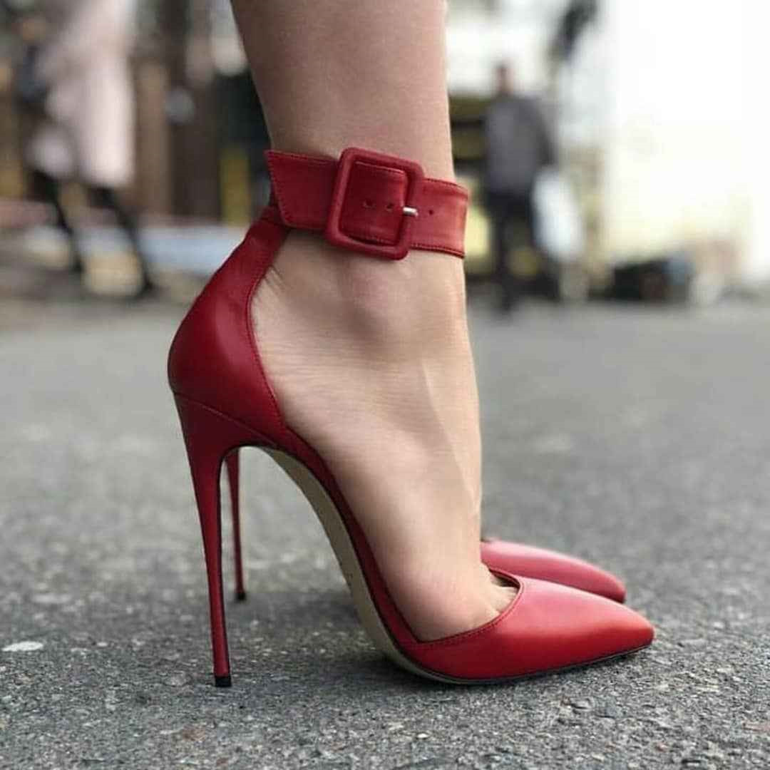 Стильные красные туфли