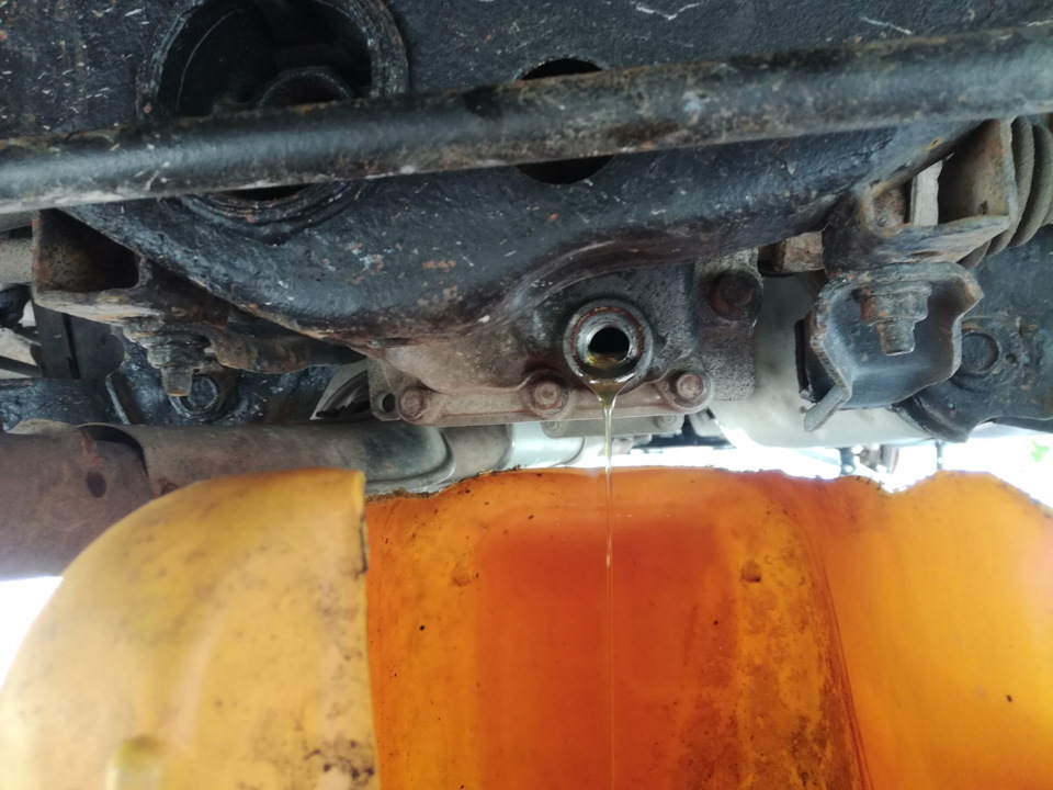 пробки откручены, сливаю масло — Nissan X-Trail II (t31)