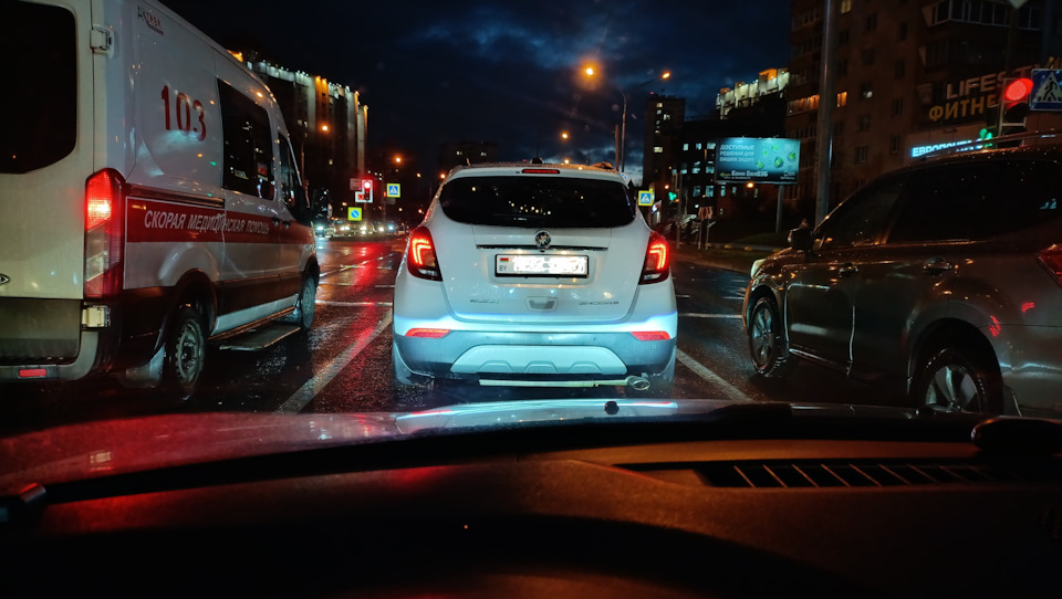Еду на работу за женой — Lada Vesta SW (1G)