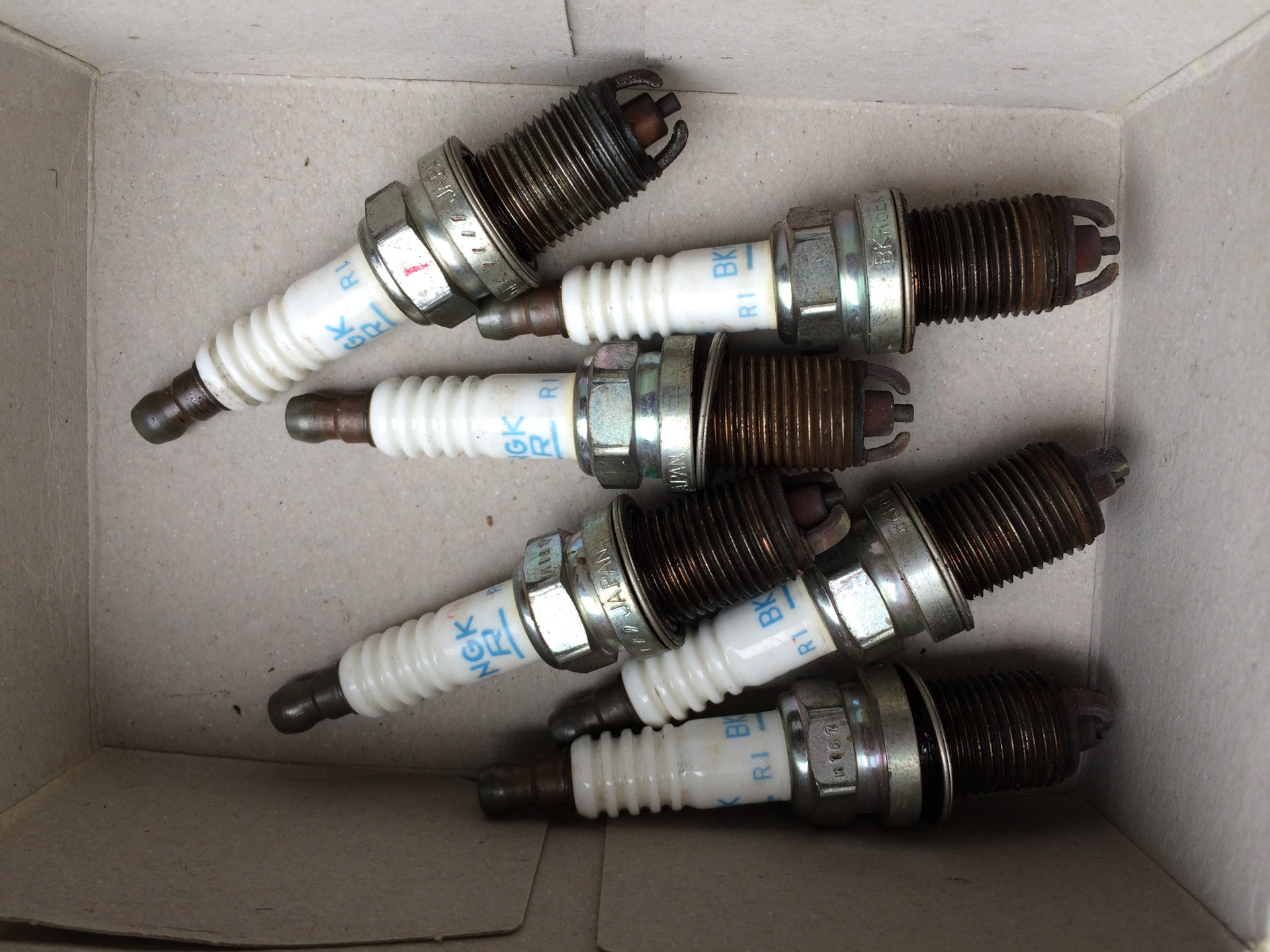 замена масла Масло MOTUL 8100 X-max 0W-40 и свечей NGK BKR 6EK — BMW 5 ...