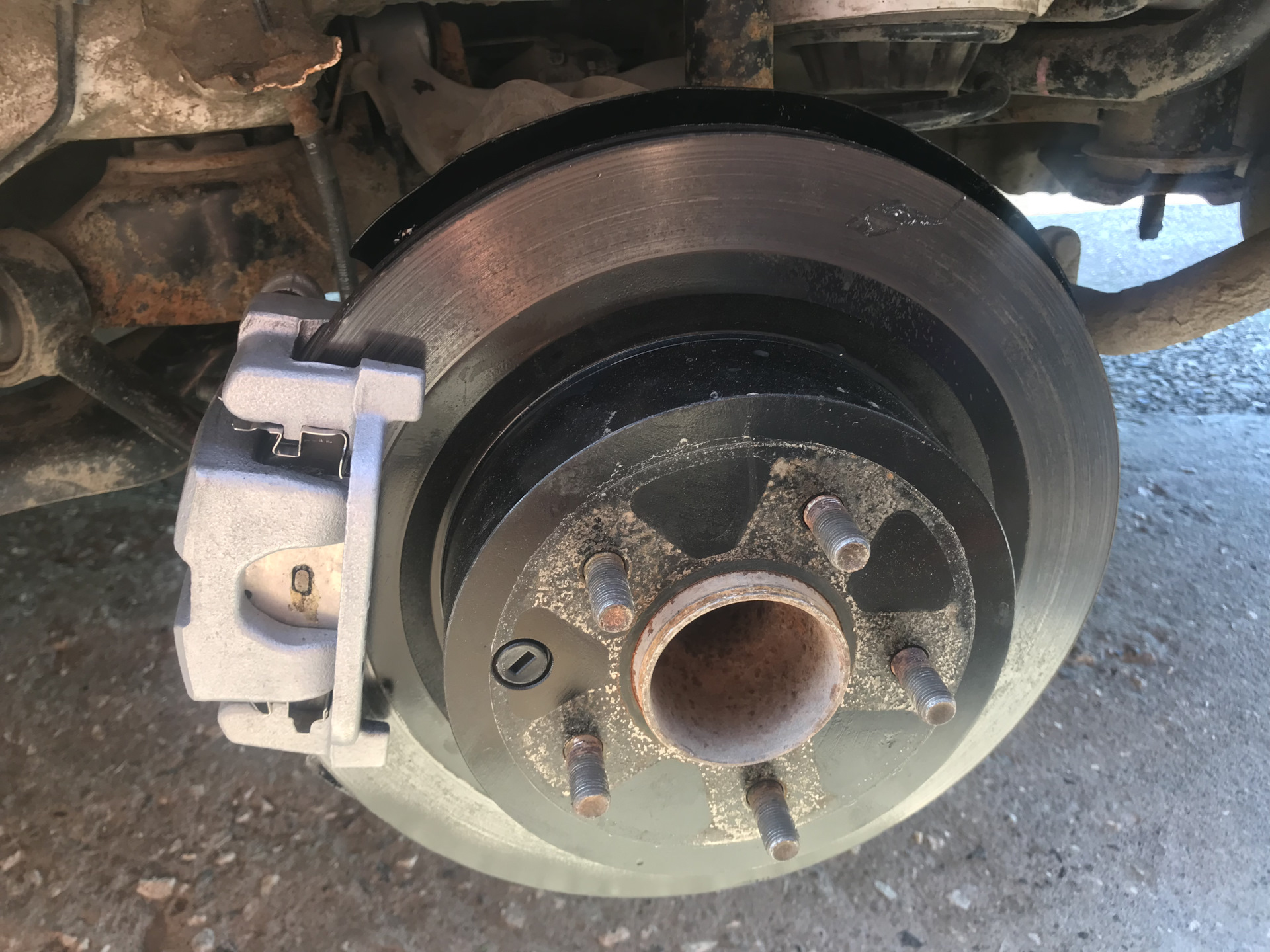 Nissan brake. Тормоза от Ниссан фуга. Задние дисковые тормоза Nissan Almera Classic. Тормозной диск Nissan Cube 2001 года. Прокачка тормозов на Ниссан сафари 60 кузов.