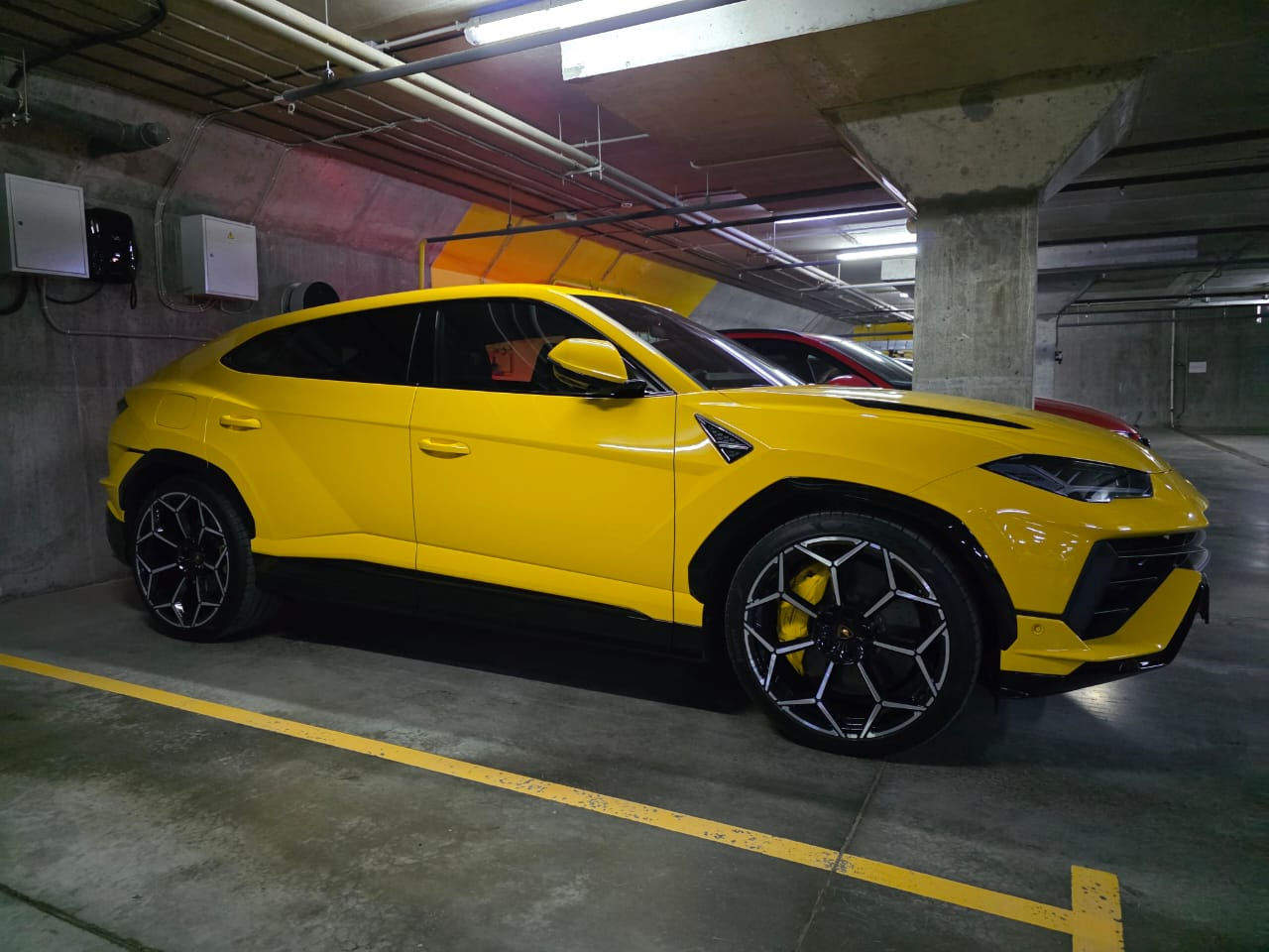 Вид збоку на тюнінгований Lamborghini Urus