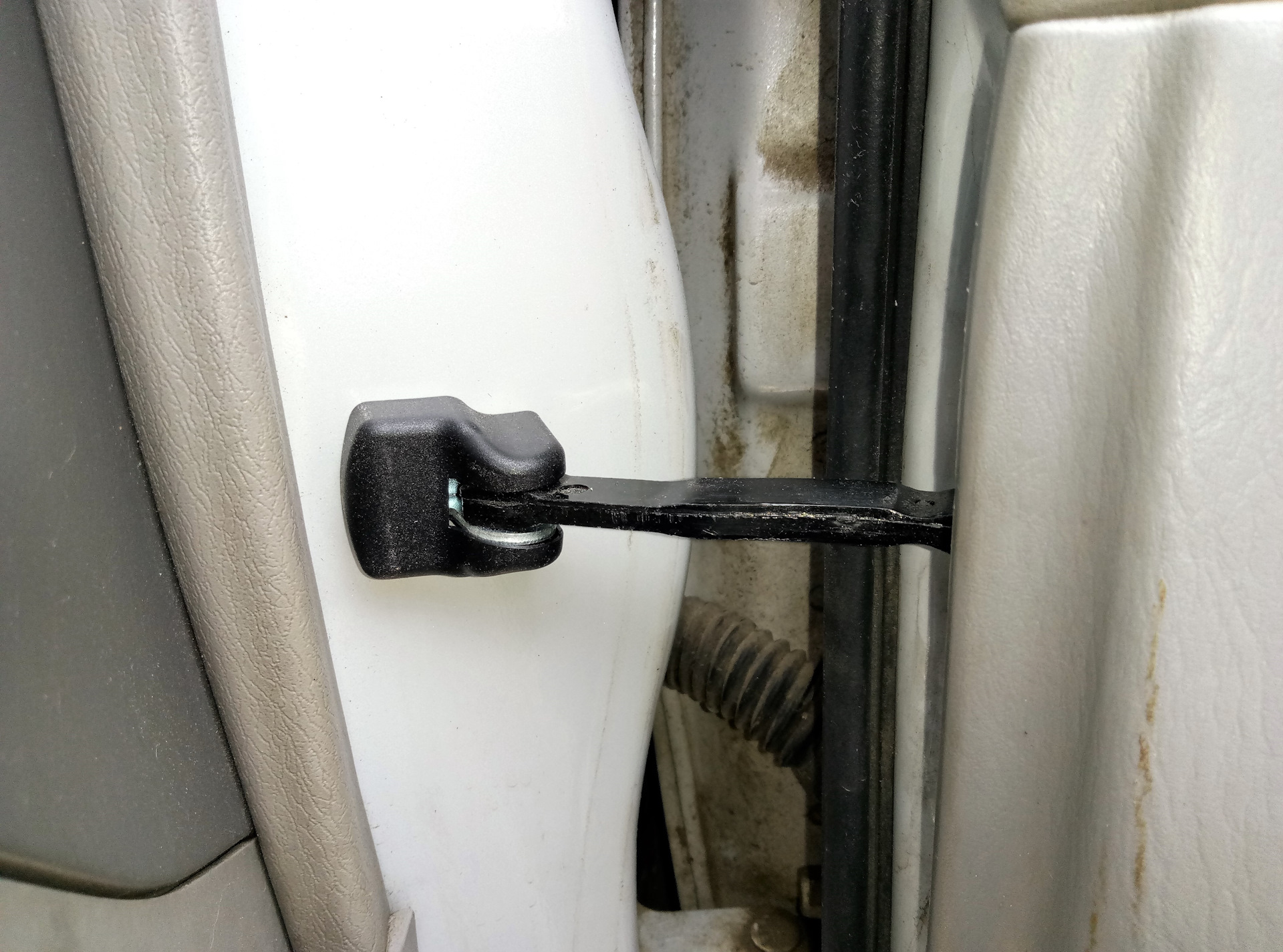 Как закрыть заднюю крышку. Тойота Королла 1998г внешние резинки на стекла на передние двери.