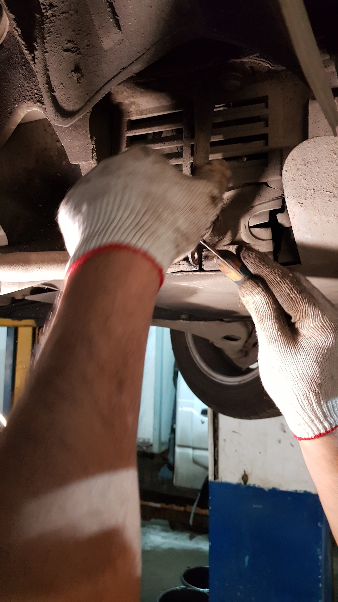 Замена резинок стабилизатора на Мерседес-Бенц Е200, 1995 года, w124 ...