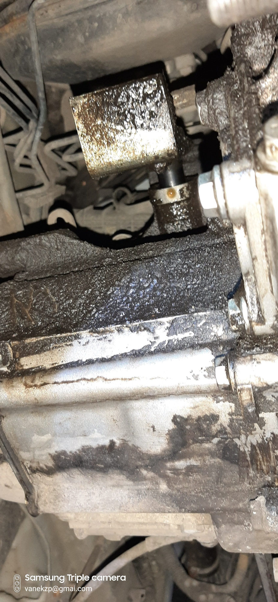 Хотел поменять сальник полуоси но течет не из под него-сальник штока ...