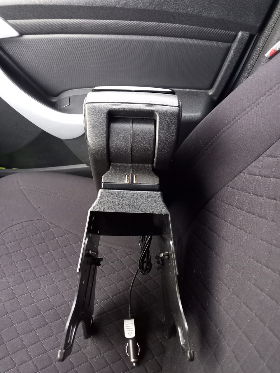 Подлокотник — Lada Ларгус, 1,6 л, 2012 года | аксессуары | DRIVE2