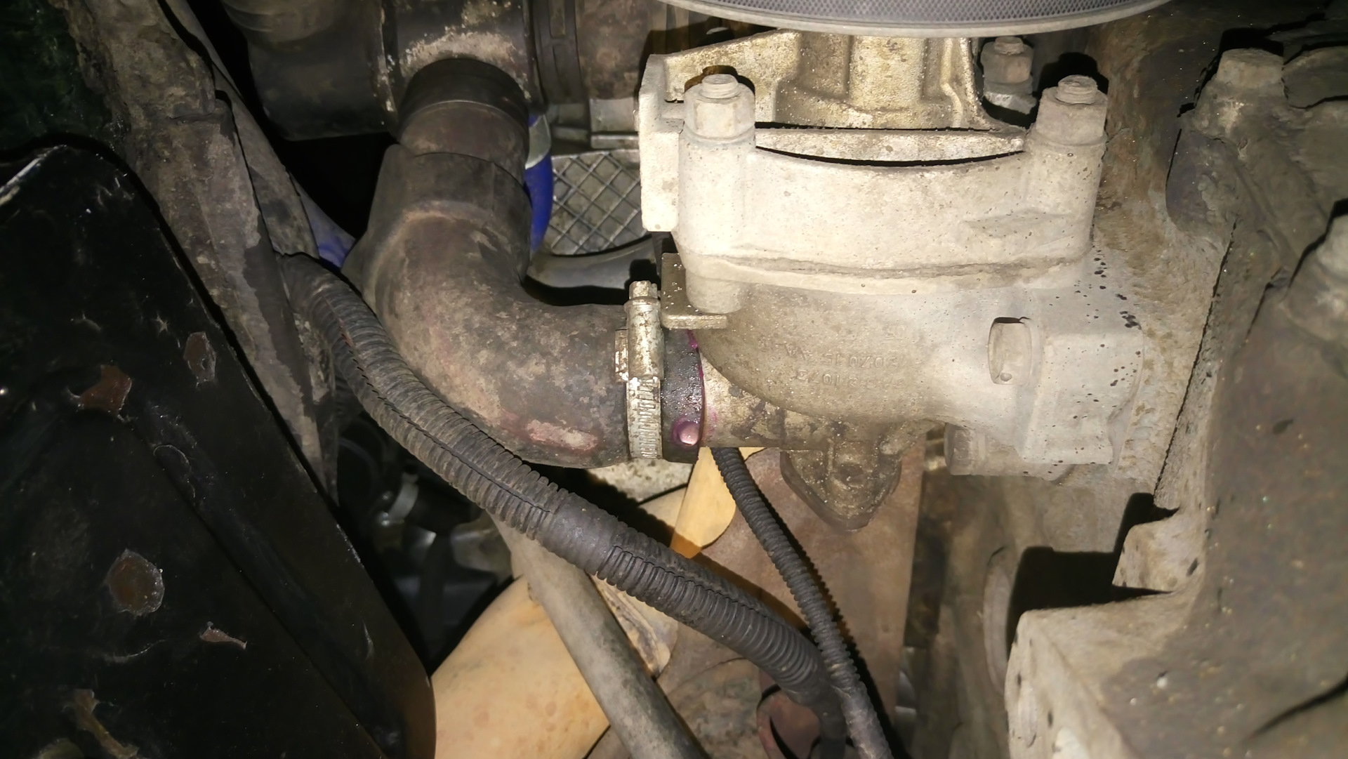 Нива 21213 патрубок нижний. Акустический патрубок нива 21214. Патрубки расширительного бачка шевроле каптива 2. Текут патрубки нива. Нижний патрубок нива 213.