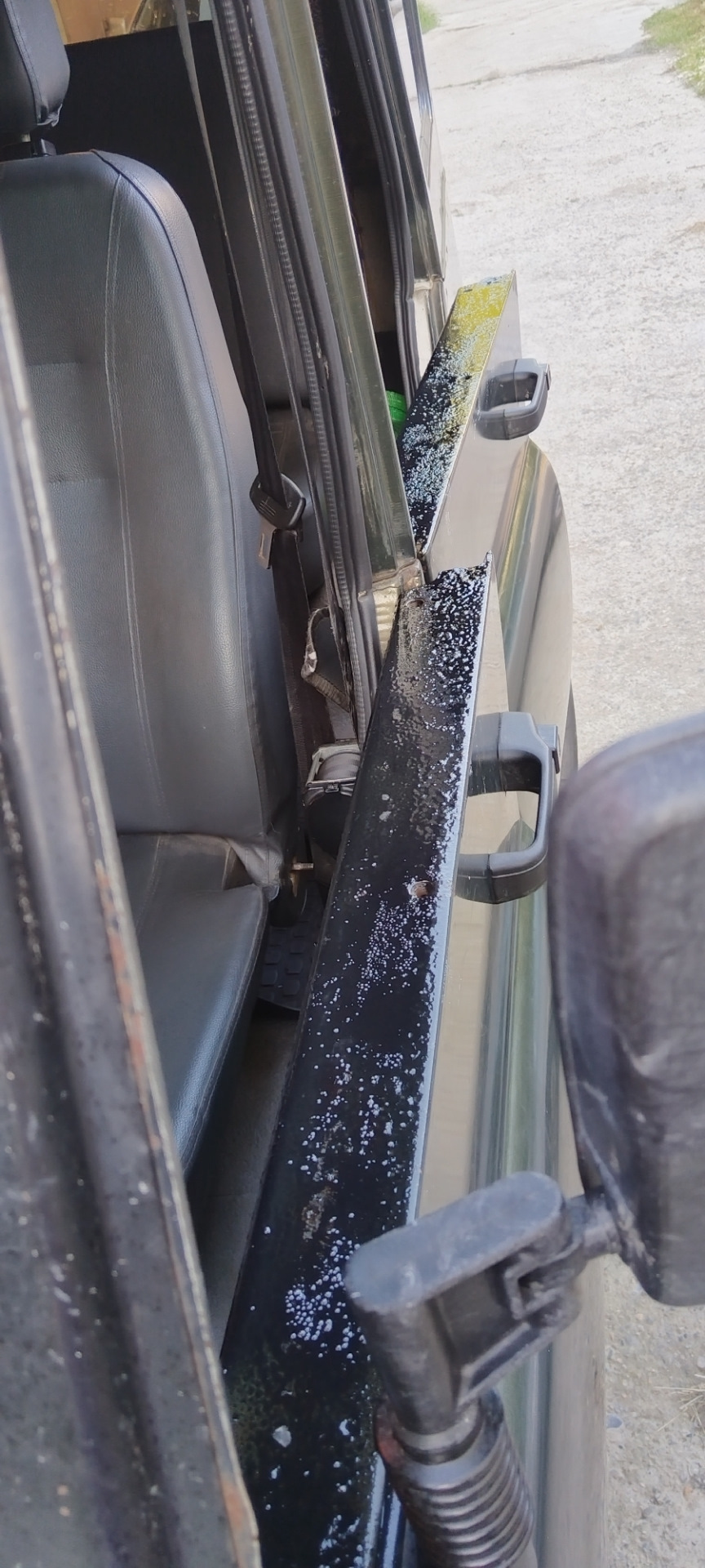 также заантикорили верхние части дверей — УАЗ 315195 Hunter